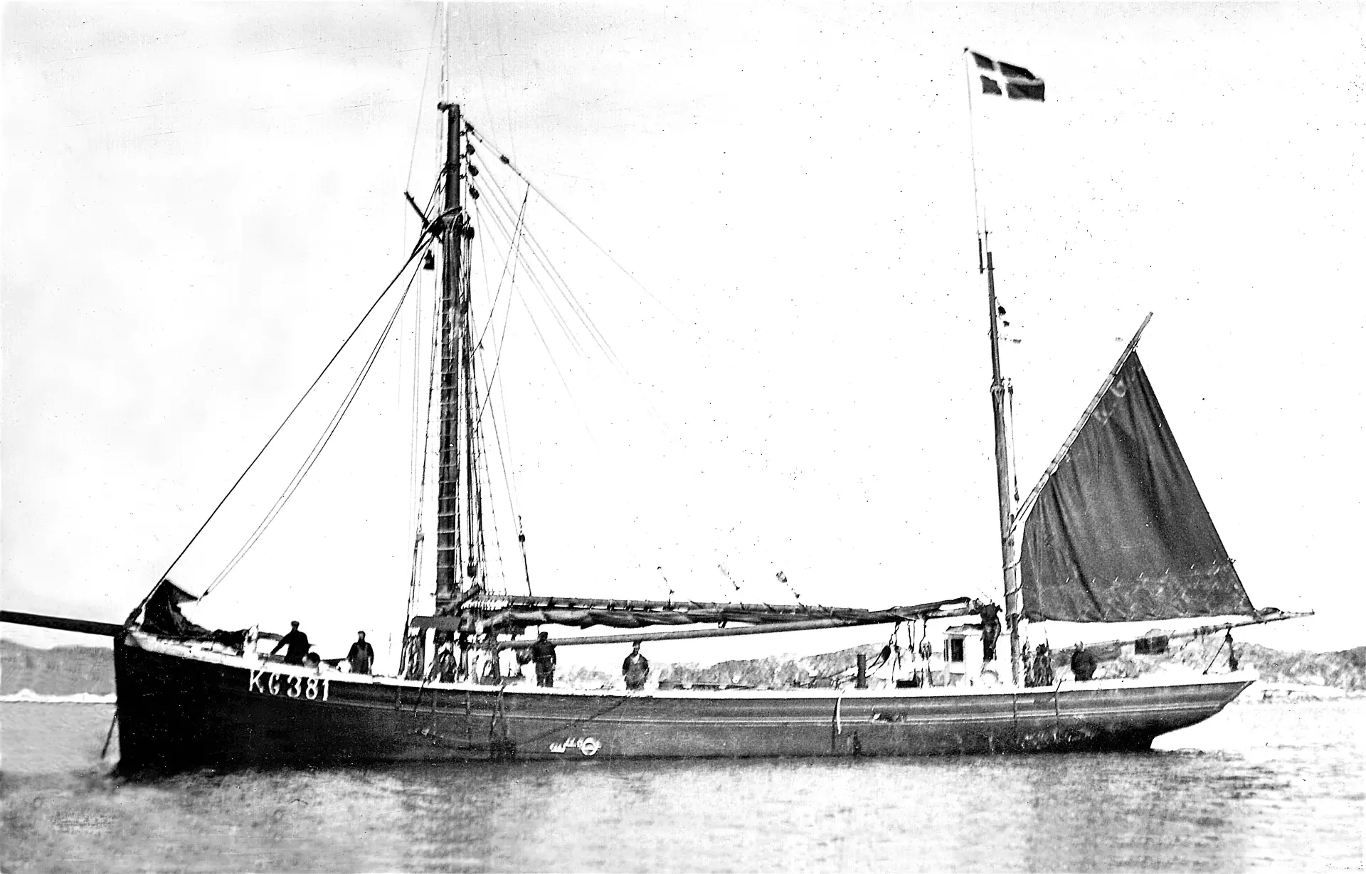 Sluppin Carlton úr Klaksvík. Í 1925 fiskaðu teir góð 500 skippund í Grønlandi og høvdu ongantíð samband við land. Mynd: Conrad Joensen.
