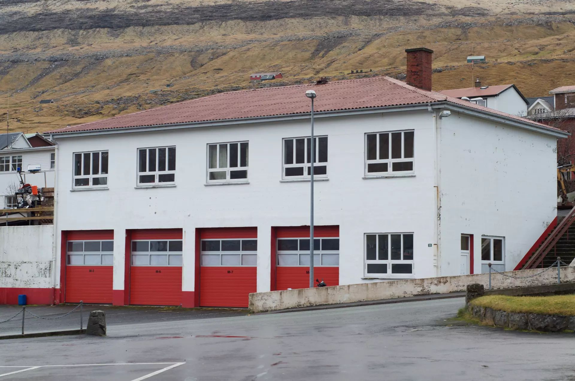 Klaksvíkar Sjónleikarfelag og harvið Norðoyastevnuteitið var leingi húsvilt, nakað sum ikki var nøktandi fyri nakran, minst av øllum Rudolf Joensen, táverandi formann. Tó vórðu nakrar góðar kabarettir spældar har inn (mynd: Miðlabreytin á Ziskatrøð, 2012)