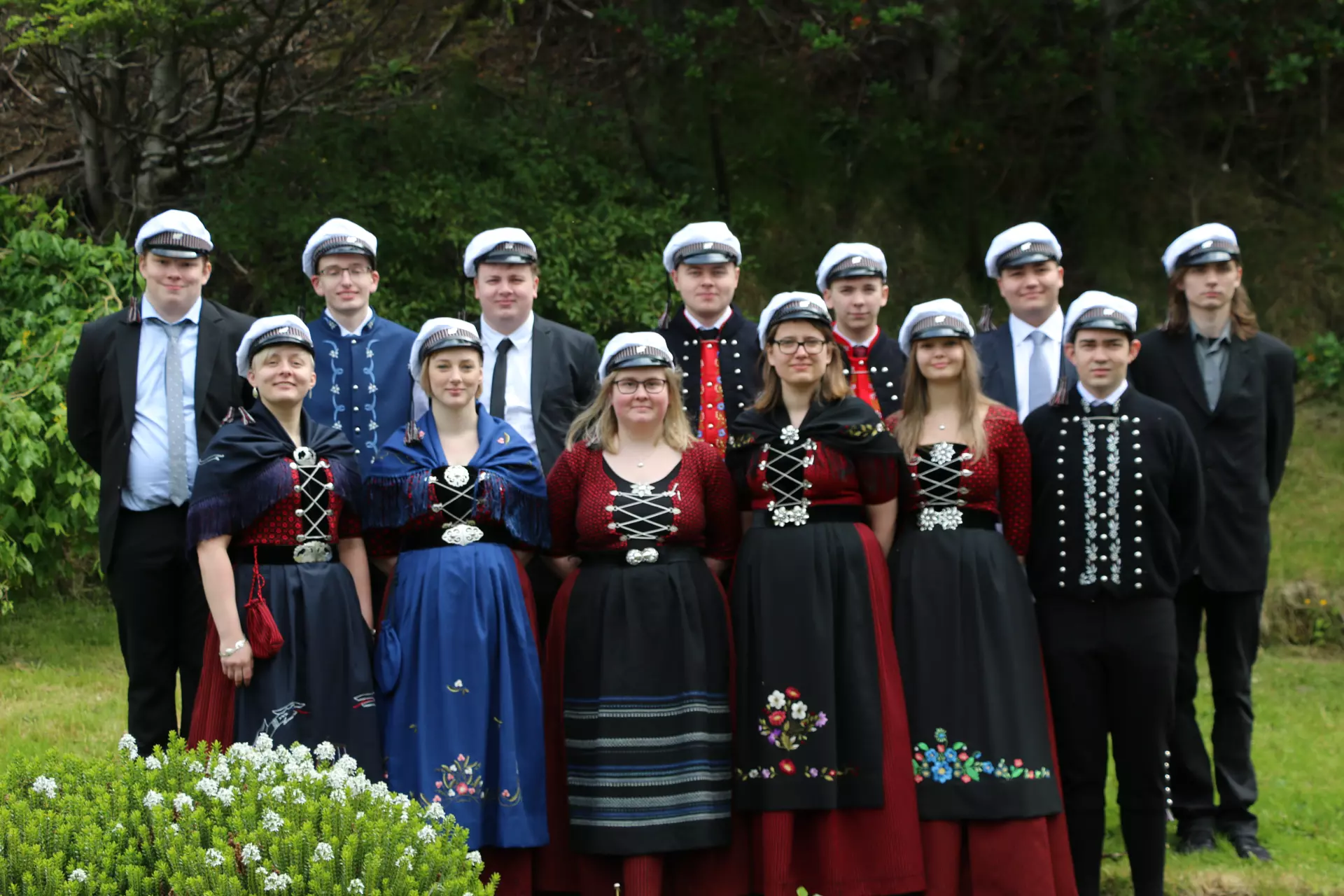 Aftara rað frá vinstru: Absalon Sørensen, Dánjal Múller, Martin Breiðaskarð, Beinir Langgaard, Sigurd í Homrum, Sigmundur Mørkøre og Tóri á Steig Krúnufjall Fremra rað frá vinstru: Sólvá Klæmintsdóttir, Sonja Sólheyg Michaelsen, Malan Atladóttir Holm, Malan Debes Joensen, Annika Oddmarsdóttir og Tummas Hansen