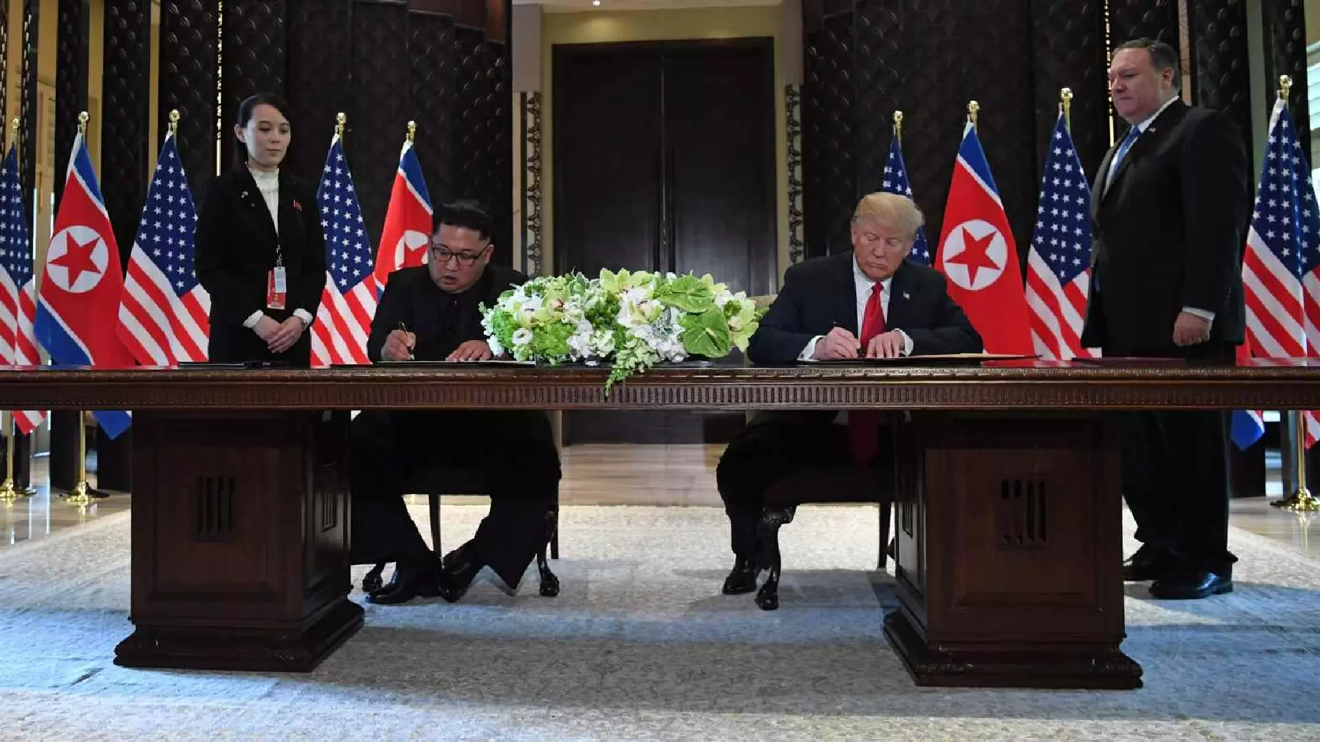 Kim Jong Un og Donald Trump undirskrivað søguliga skjalið. Mynd: Saul LOEB © Scanpix