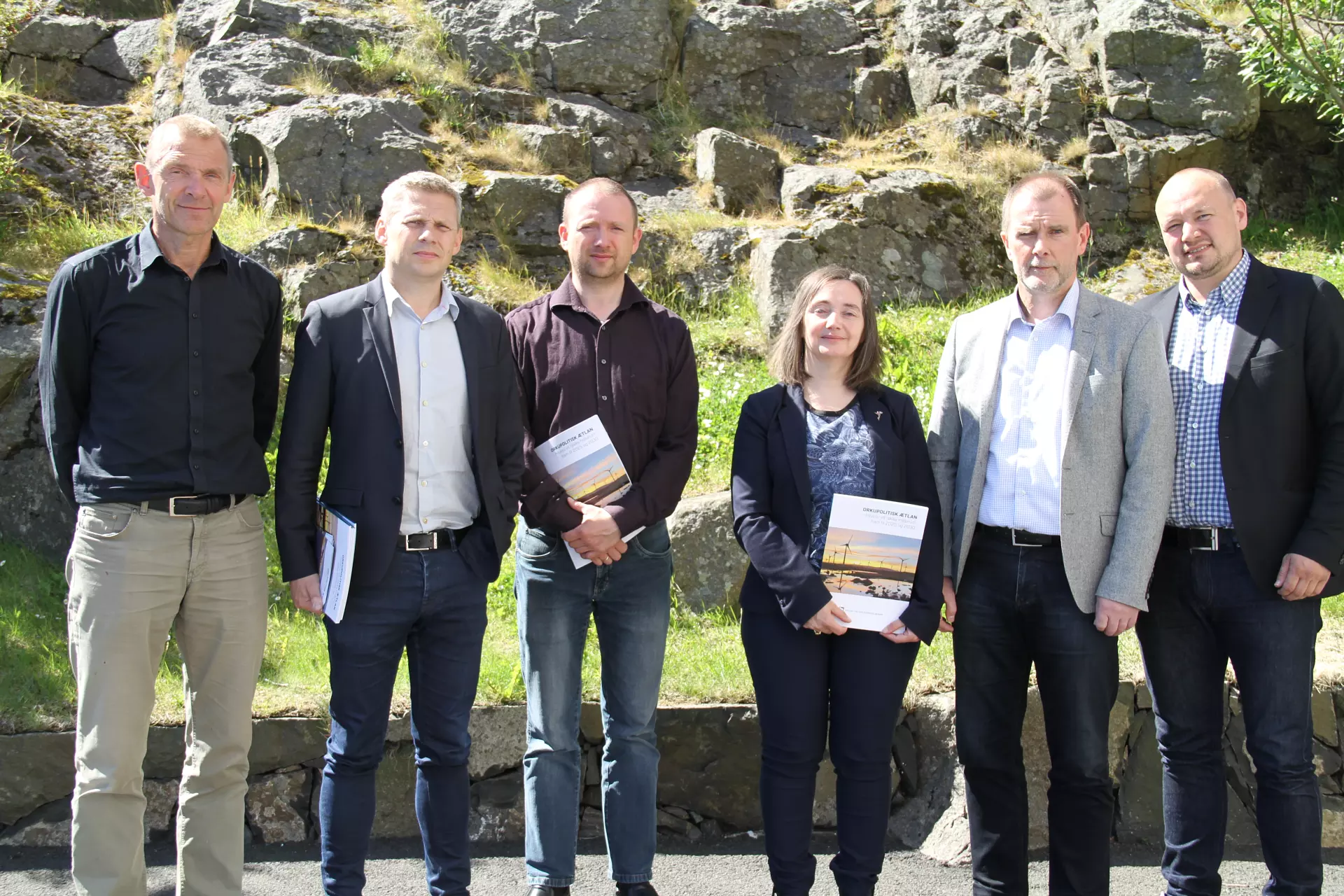 Í arbeiðsbólkinum sótu Petur Joensen, formaður, Niels Winther, Terji Nielsen, Kári M. Mortensen, Jóhannes Pauli Poulsen, Tommy Petersen og Fróði Jacobsen. Niels og Tommy vanta á myndini.