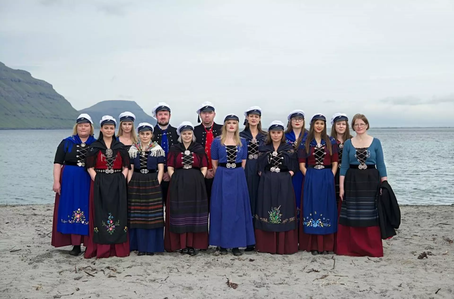 F16r Aftasta rað frá vinstru: Malan Tyril, Heidi Sleire, Hans Jacob við Kvíggjá, Jónsven Finnsson, Inga Johannesen, Sarita Teresa Annikudóttir, Stefany í Túni Didriksen. Fremsta rað frá vinstru: Sarita Danielsen, Hallgerð Heinesen, Margretha Hansen, Ronja Fles, Hjørdis Bjartalíð, Ornella Ferrari Henriquez, Guðrið Justinussen.