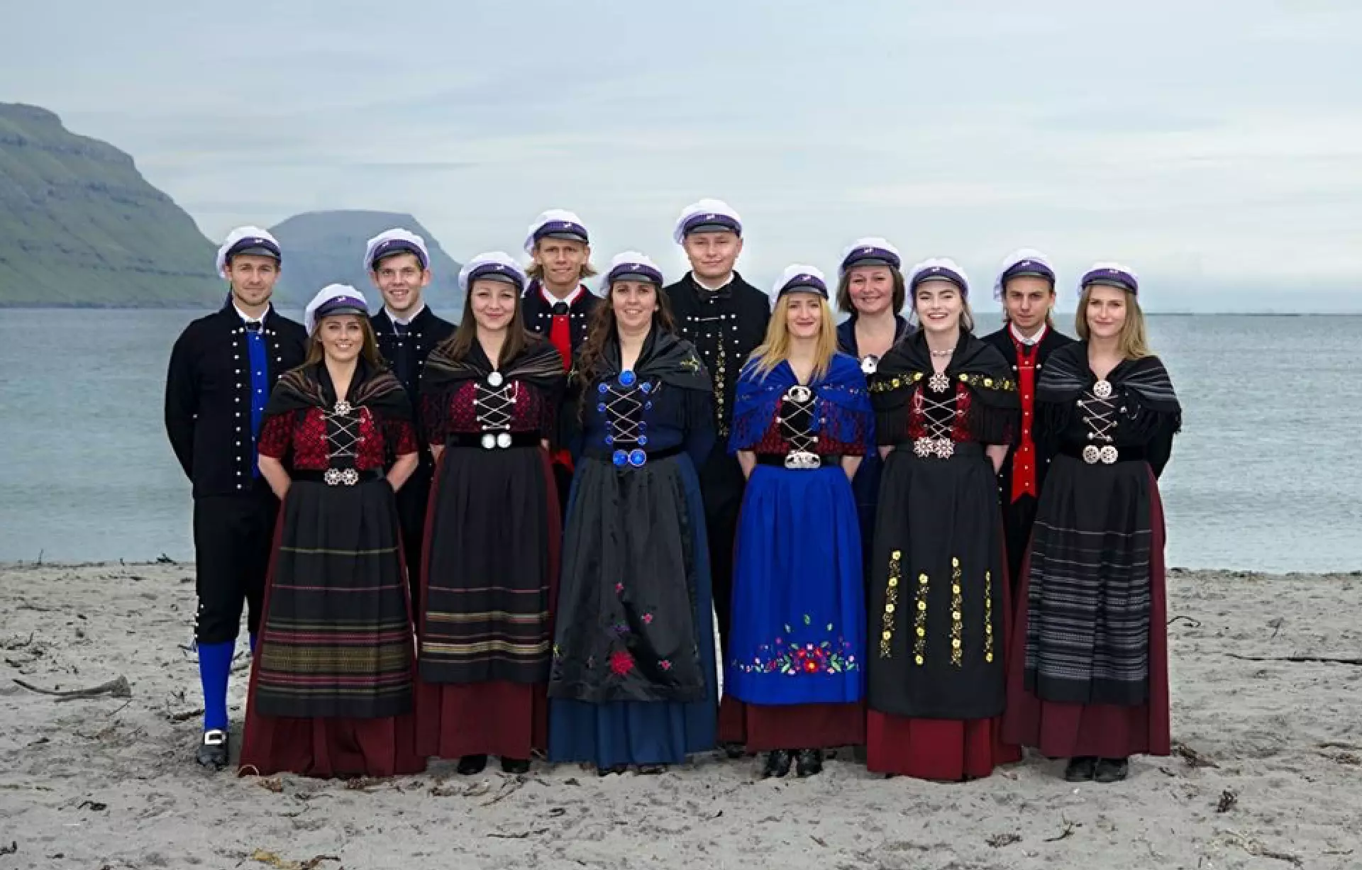 B15d Aftasta rað frá vinstru: Dávur á Reynatrøð, Fannhard Antonsson Skoradal, Tróndur Eysturstein, Martin Olsen, Rannvá Gøte, Tróndur Pálsson Isholm. Fremsta rað frá vinstru: Karla Maria Gaardbo, Sólvá Sørensen, Elsie Djurhuus, Anna Elita Falkvard, Alborg Høgagarð, Katrin P. Vang. Vantar á myndini: Bereket Yacob