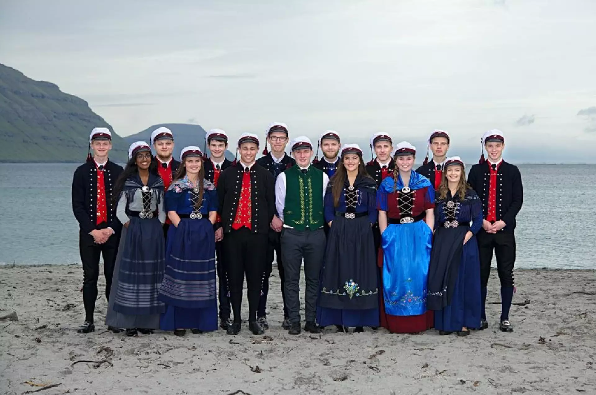 N15x Aftasta rað frá vinstru: Regin Arnason Jensen, Rói Kollslíð, Kjartan Jóhan Berg, Fróði Zacharisen, Jannik Jensen, Niels Ólavur Jensen, Jógvan Pattinson Joensen, Petur Knudsen Fremsta rað frá vinstru: Aleksandra B. Skálagarð, Hjørdis Rasmusdóttir, John Hansen, Pætur Debes Geyti, Erika Johnsdóttir Færø, Turið Oddsdóttir Hermansen, Helga Østerø.