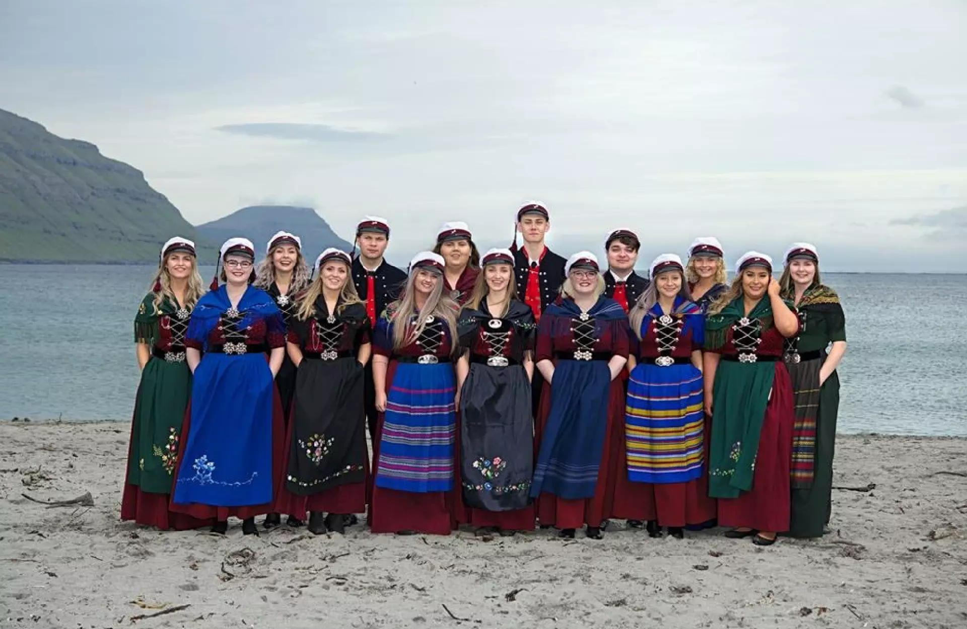 H15b Aftasta rað frá vinstru: Joan Gunnarstein Jacobsen, Dania Oddmarsdóttir Tausen, Kristin Norðoy Vilhelmsen, Maria Hansudóttir Askham, Heri Danielsen, Betuel Reinert Hansen, Malena Høgnadóttir Hansen, Marin Tórsteinsdóttir. Fremsta rað frá vinstru: Marna Hansen, Simona Paulua á Fríðriksmørk, G.Rebekka Jacobsen, Ingrið Larsen, Karla Hansen, Rannvá Hvidbro, Marjun Sólstein.