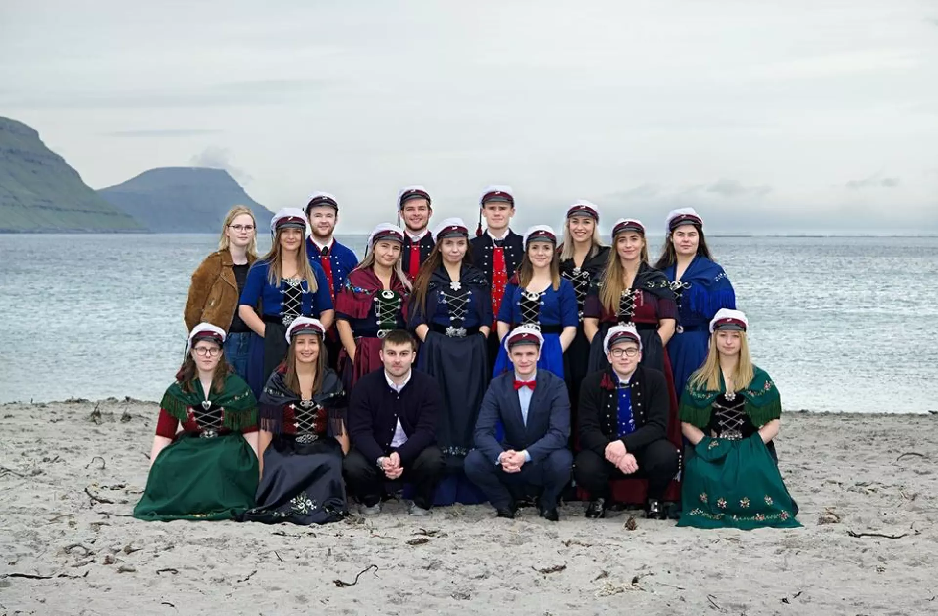 N15y Aftasta rað frá vinstru: Margit B. Kallsoy (farloyvi), Janus Jógvansson, Jógvan Hendriksson Olsen, Ólavur Nón, Ingrið Jógvansdóttir, Noomi Vang. Mittasta rað frá vinstru: Eva Maria Justinussen, Astrið Ziska Dahl, Súsanna Eliansen, Rannvá Berg, Paula Leivsgarð Joensen. Fremsta rað frá vinstru: Linn Jóhanna Dalsá, Kirsten Rasmussen, Dánjal Olsen, Mikkjal Bjartalíð, Dávid Eysturtún Nielsen, Jóhanna Osberg Højsted.