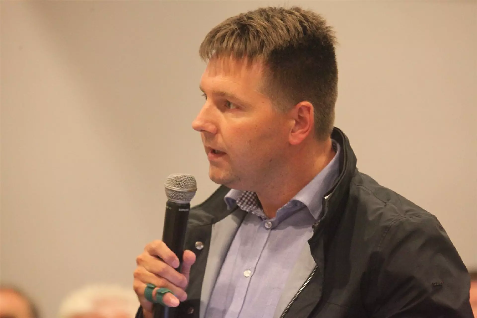 Bogi Jacobsen heldur lítið um viðgerðina hja metingarnevndini. Lesur ein lógina og kunngerðina so er alt brotið, sigur Bogi Jacobsen