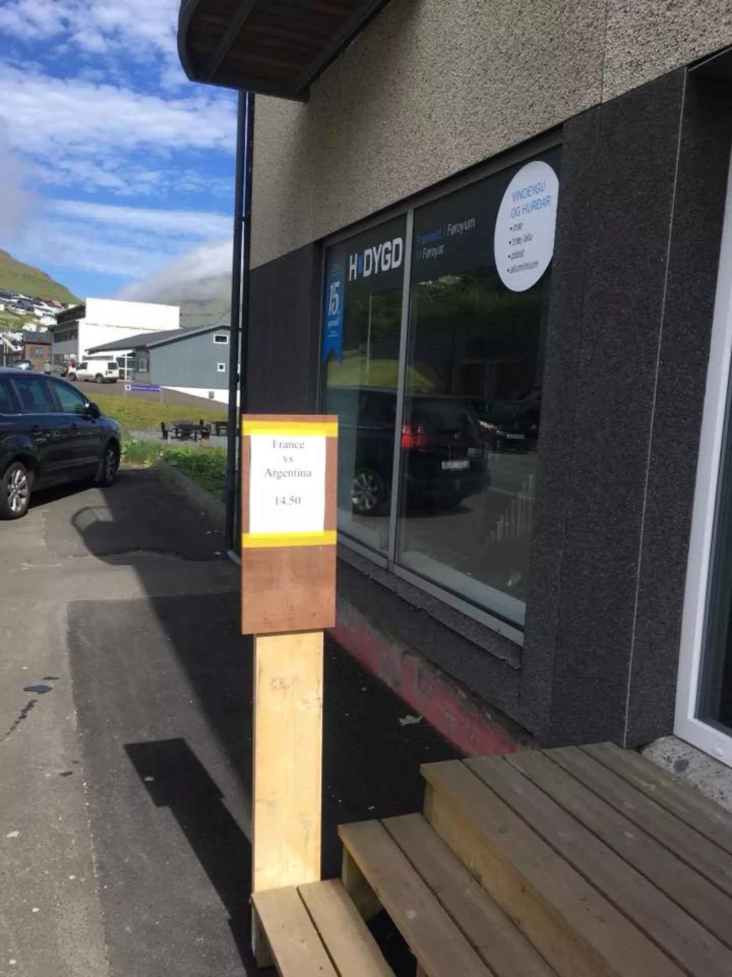 Stórskíggjarnir í hølunum hjá Garpar hava verið nýttir til fótbóltsdystir. Í annaðkvøld er tað nevaleikur!
