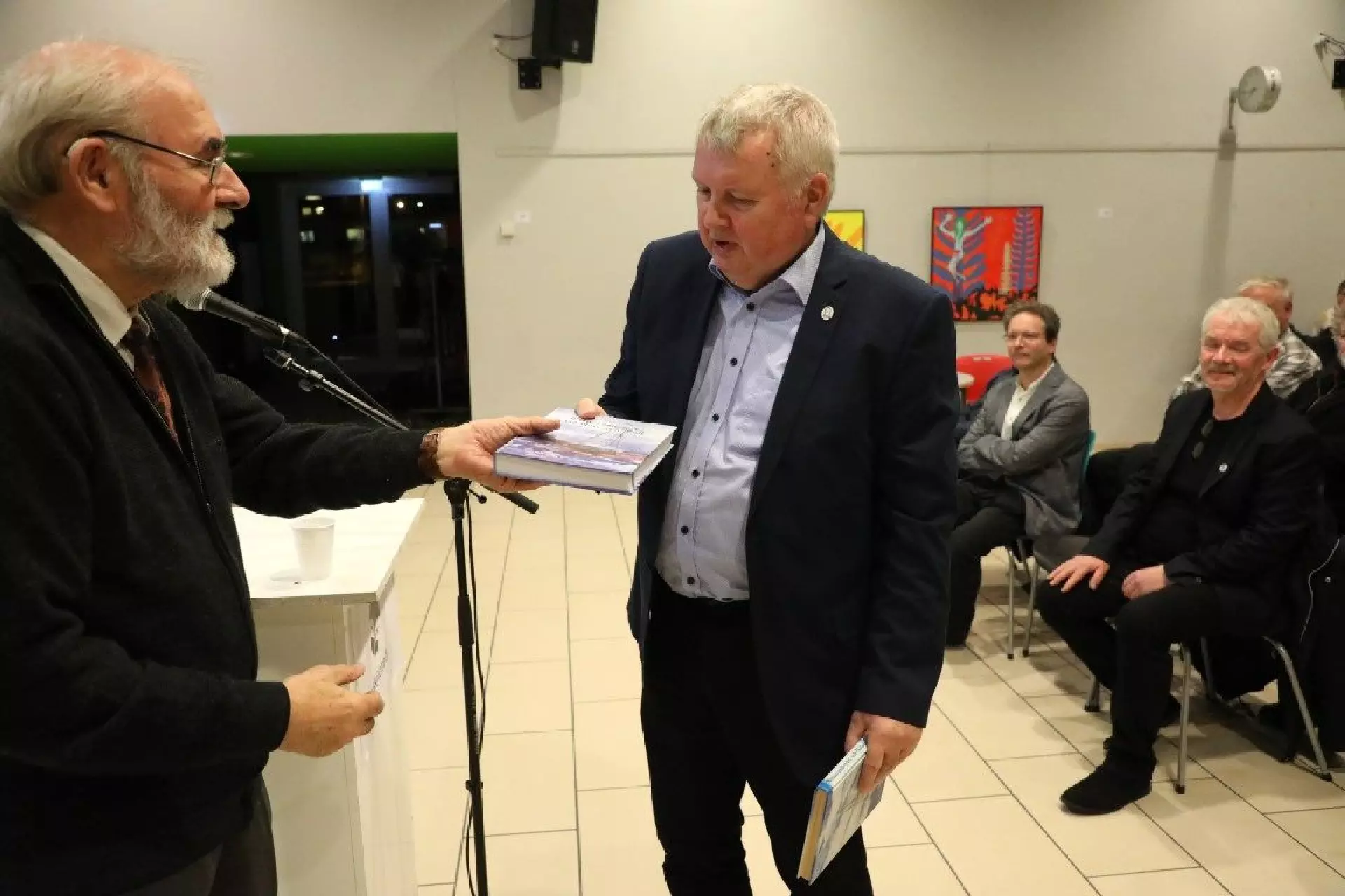 Zakarias Wang handar Anfinn Kallsberg fyrsta eintaki. Mynd: Dávur Winther