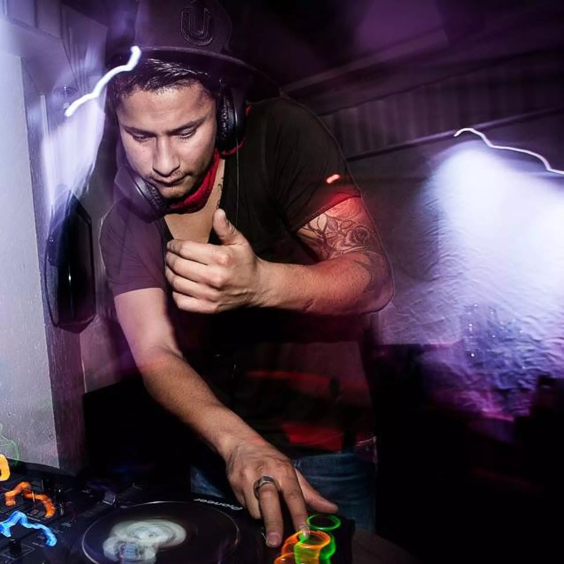 Andru hevur í nógv ár verið virkin sum DJ á dansistøðum kring landið