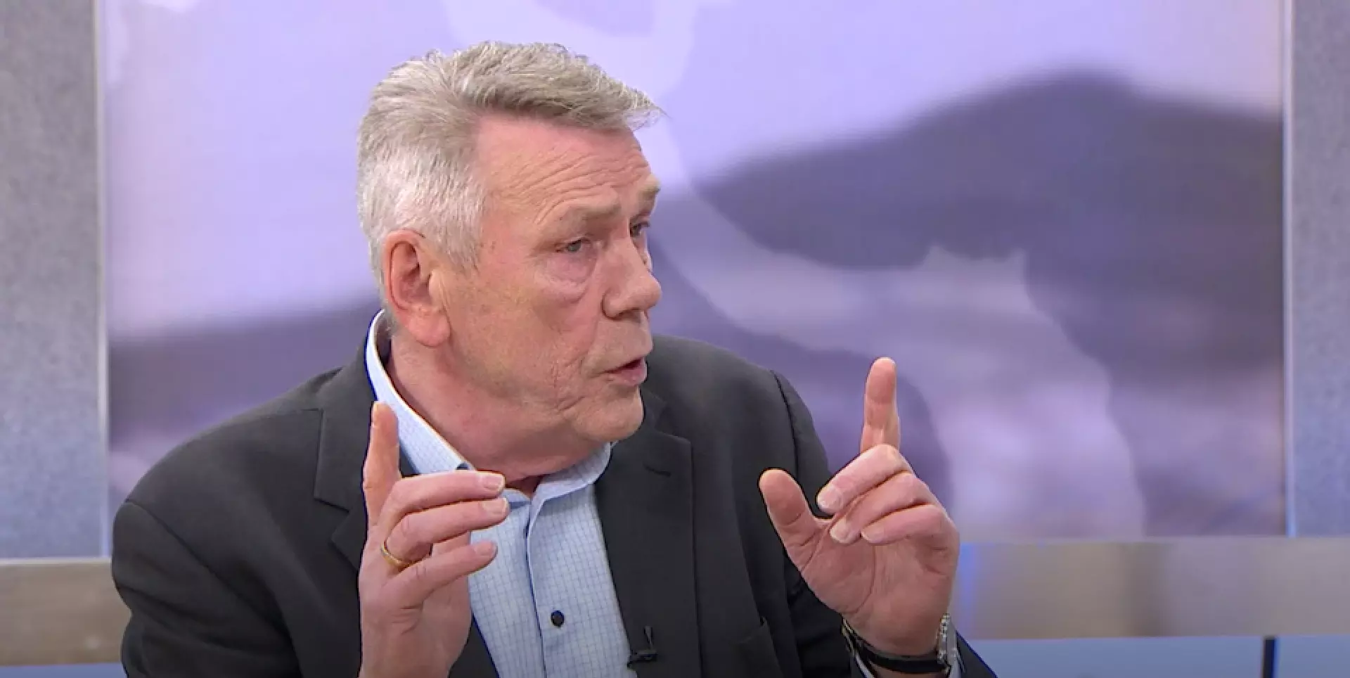 Jóannes Ejdesgaard, fyrrverandi løgmaður segði í kjakinum ígjárkvøldið at embætisverkið rundan um bæði landsstýrisfólkini í mentamálum og samferðslumálum høvdu svikið sína uppgávu. Mynd: kvf.fo