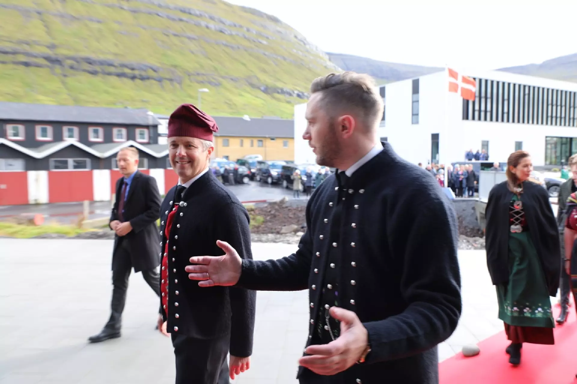Jógvan Skorheim og Hansara hátign Fríðrikur krúnprinsur høvdu góðar løtur í Klaksvík í fjør summar. Mynd: Dávur Winther