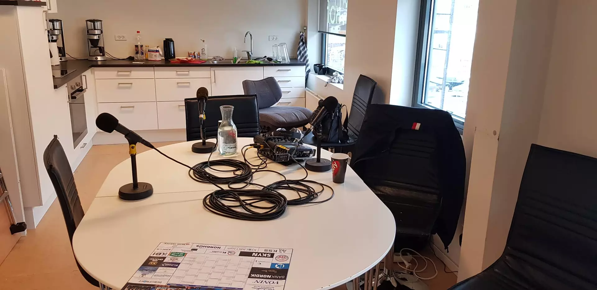 FM1 høvdu rigga seg til við einum studio, har fleiri samrøður vórðu gjørdar