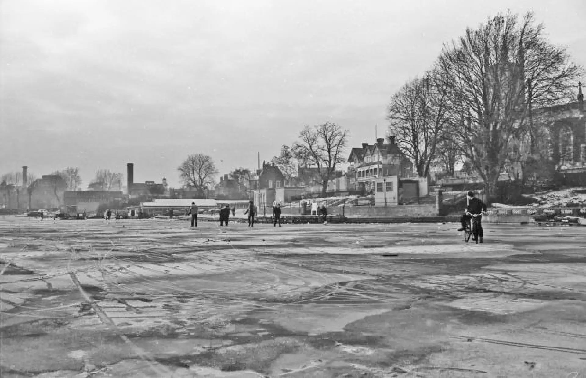 Í 1963 tók Mr. Hopkins nakrar myndir av fólki o.ø. á ísinum.