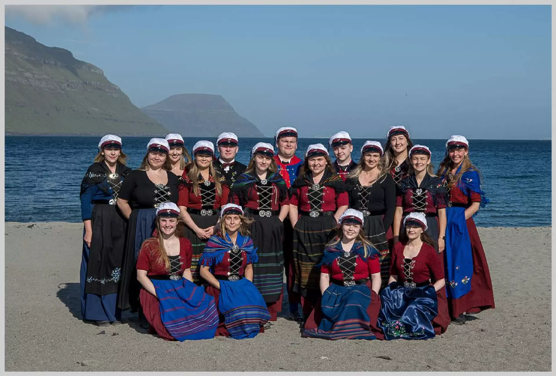 N16z Aftast frá vinstru: Erika Christiansen, Jóna Jensen, Jónas Kruse, Petur Absalonsen, Tórður Jacobsen, Fríðgerð Høgnadóttir Hansen, Katrin Bertholdsen. Í miðjuni frá vinstru: Maria Hansen, Katrin Jóanesarson, Anna Absalonsen, Jónfríð Johannesen, Katja Joensen, Evy á Lakjuni. Fremst frá vinstru: Bjørk Glerfoss, Hansina Ronaldsdóttir, Ester Bech, Irena Midjord.