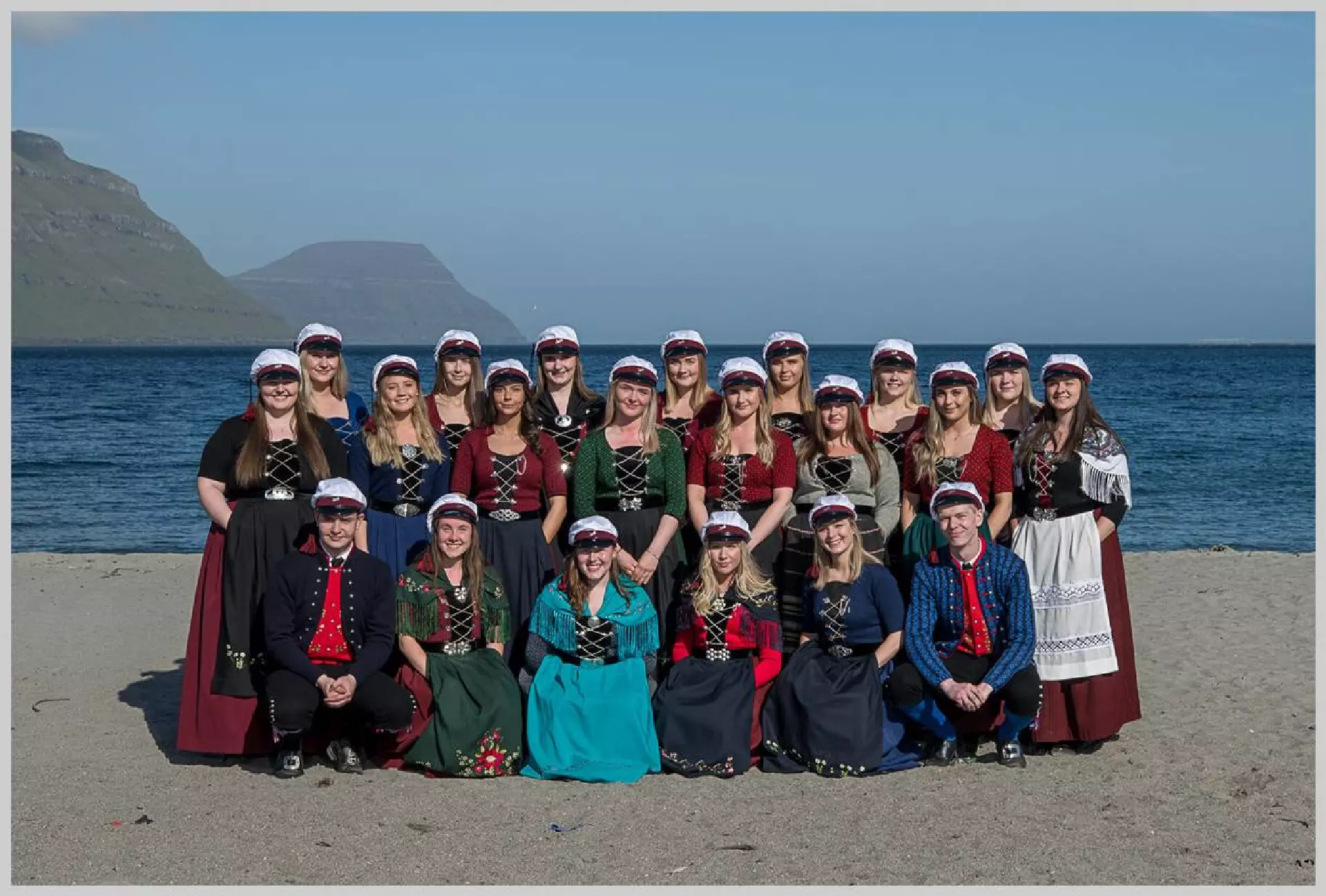 H16a Aftast frá vinstru: Jenny Johnnisdóttir Jacobsen, Miriam Poulsen, Hervør Ásmundsdóttir Petersen, Sirið Absalonsdóttir Hansen, Olga Simona Jacobsen, Jórunn Thomsen, Eva Poulsen I miðjuni frá vinstru: Bodil Maria Frederiksberg, Bjarta Djurhuus, Lív Jakoba Chung, Erla Magnusardóttir Midjord, Natalia Nystrøm, Mildrið Birita Johnsdóttir, Kristina Bárðardóttir, Maria Eliasen Fremst frá vinstru: Hans Terje Vestergaard, Marjun á Lakjuni, Randi á Grønastøð, Theresa Simonsen, Isabel í Túni, Ari Dam