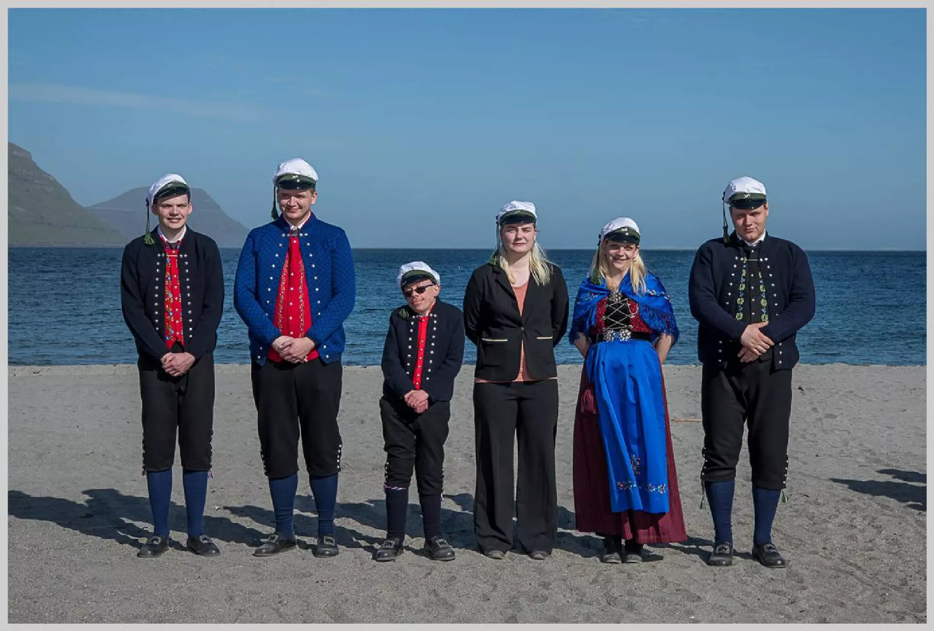 S15 Frá vinstru: Rógvi Nesá, Sjúrður Húsgarð, Arnbjørn Dahl Olsen, Ása Fjallstein Petersen, Ann-Mari Ejnarsdóttir Bruun, Karlamagnus Lisberg Olsen.