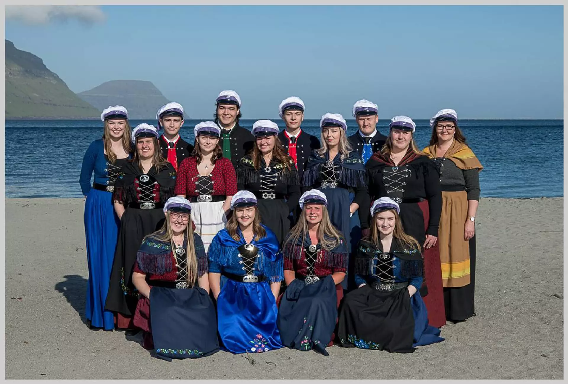 B16d Aftast frá vinstru: Hanna Ólavsdóttir Jacobsen, Dávid á Roykheyggi, Eyðfinn Bogason Lamhauge, Teitur Isaksen, Poul Lamhauge, Elin Eliassen. Í miðjuni frá vinstru: Inga Maria Janusardóttir, Kristina Malena í Grund, Mikala Mørkøre, Jensia Klæmintsdóttir, Oddfríða Weihe. Fremst frá vinstru: Silja Jensen, Sára Norðoy, Ásbjørg Hjelm, Anita Jóhansdóttir Hansen Vanta á myndini: Durita Bergsdóttir Nielsen