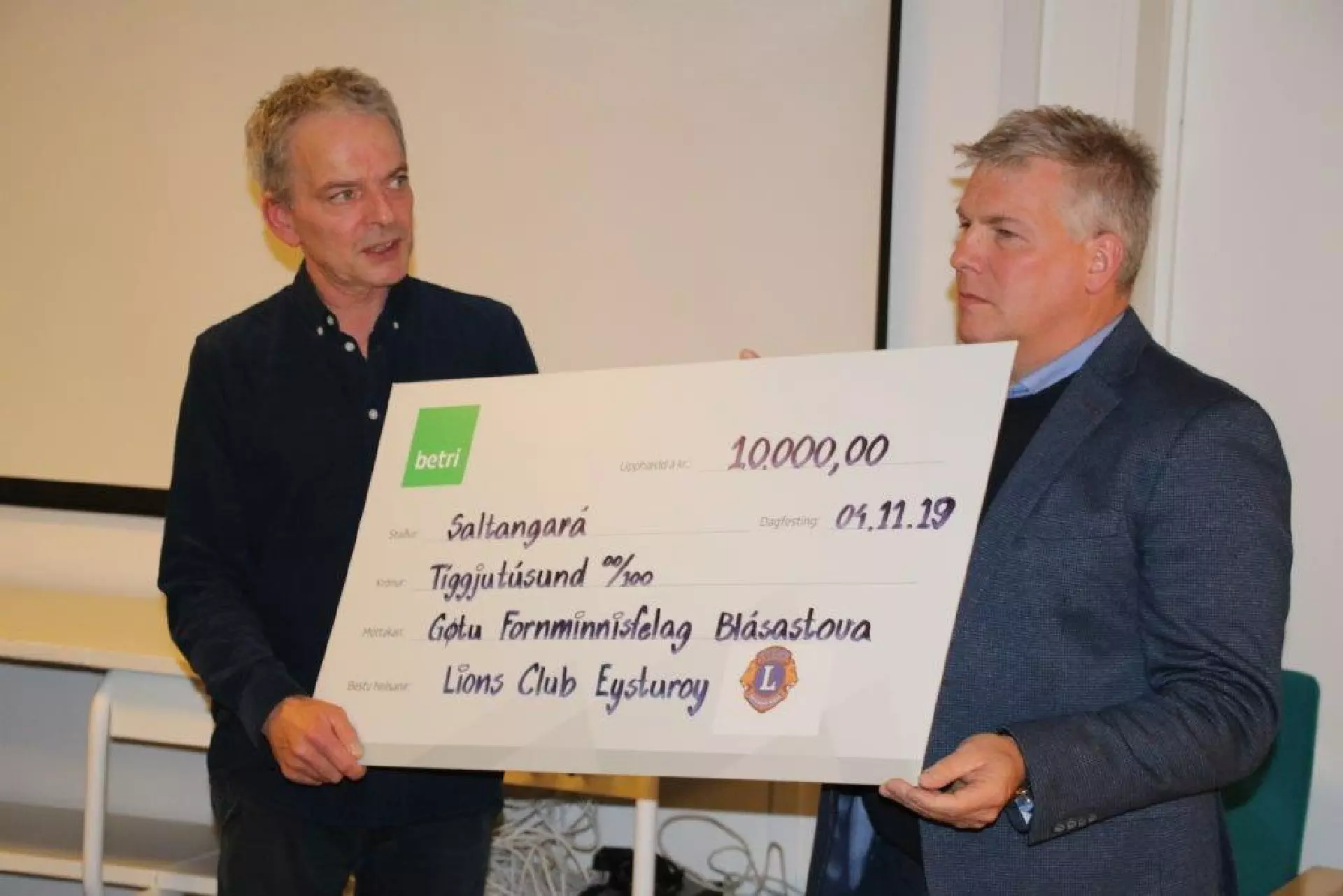 Petur Gaardlykke handar Árant Hansen gávuna