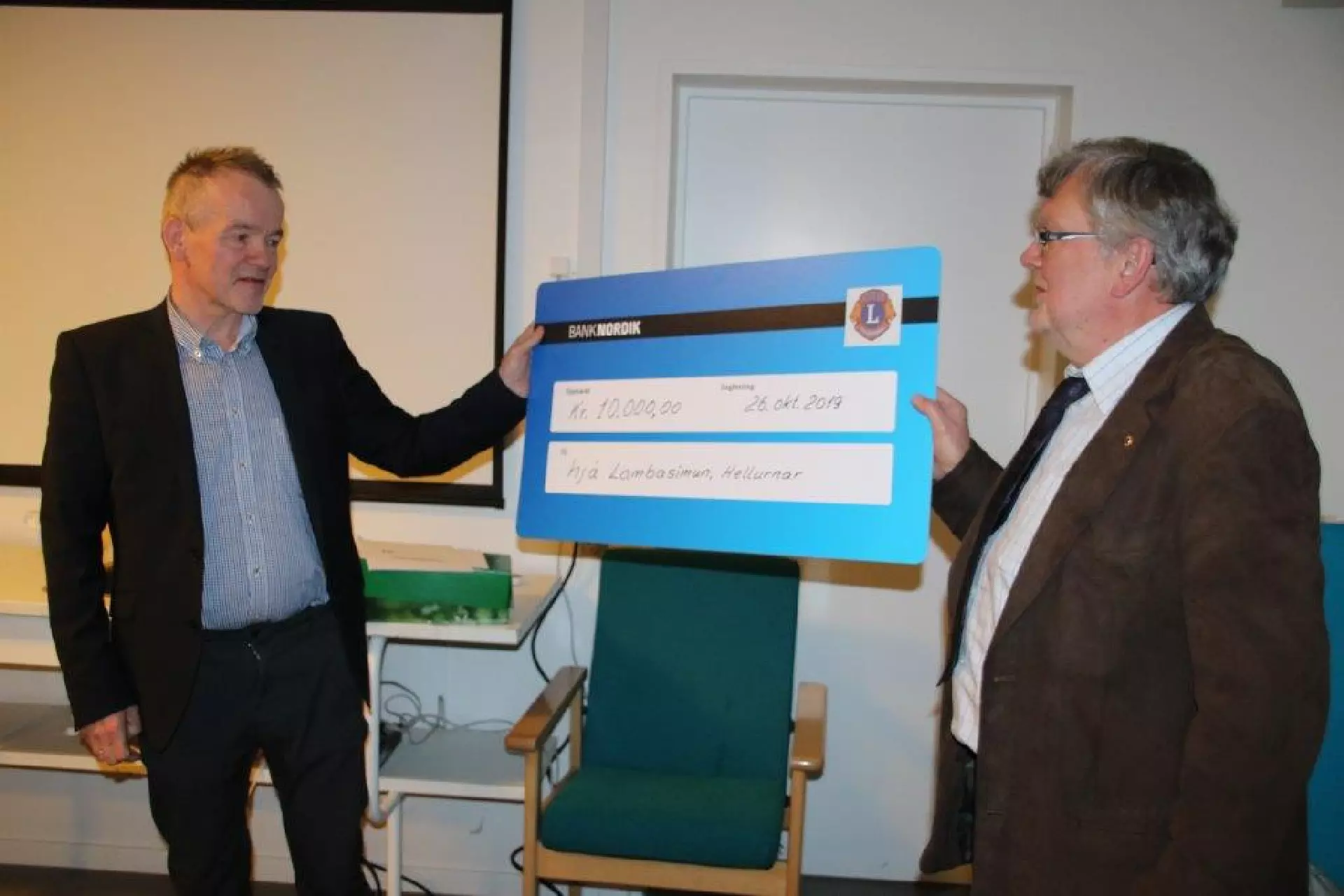 Jóhan Petersen handar Jústenes Eidisgaard gávuna.