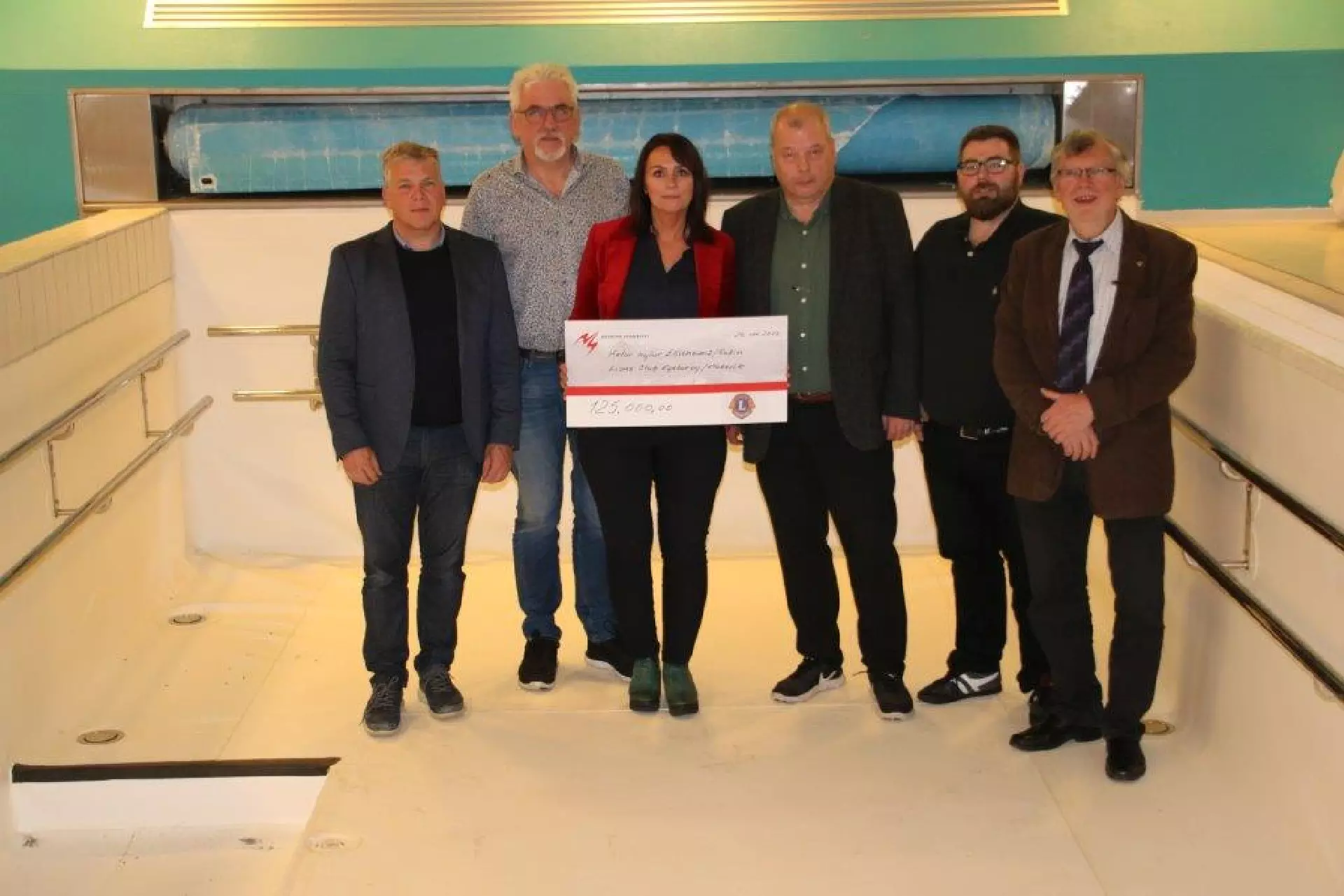 Nevndin í Lions Club Eysturoy og Klaksvík samla í svimjuhylinum á Ellis og røktarheiminum. Frá vinstru Petur Gaardlykke, Tummas Lervig, Jóngerð Guttesen leiðari fyri Roðan, Torbjørn Jacobsen stýrisformaður fyri Roðan, Jan E. Petersen og Jóhan Petersen.