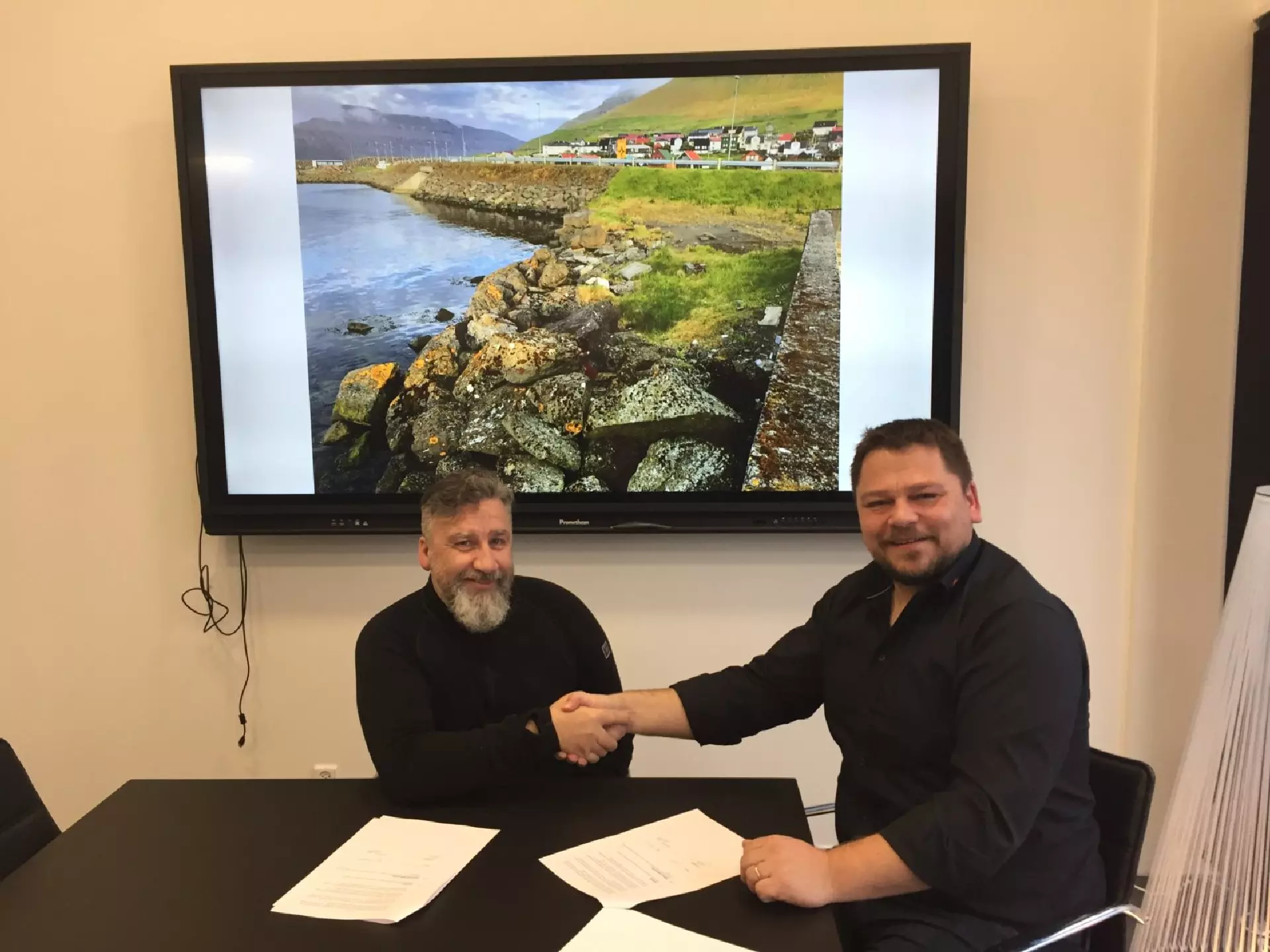 Jóhan Christiansen, borgarstjóri, og Elian E. Eltør, rakstrarleiðari hjá KSS, undirskriva avtalu um stálarbeiði til nýggjan bátadrátt í Leirvík.