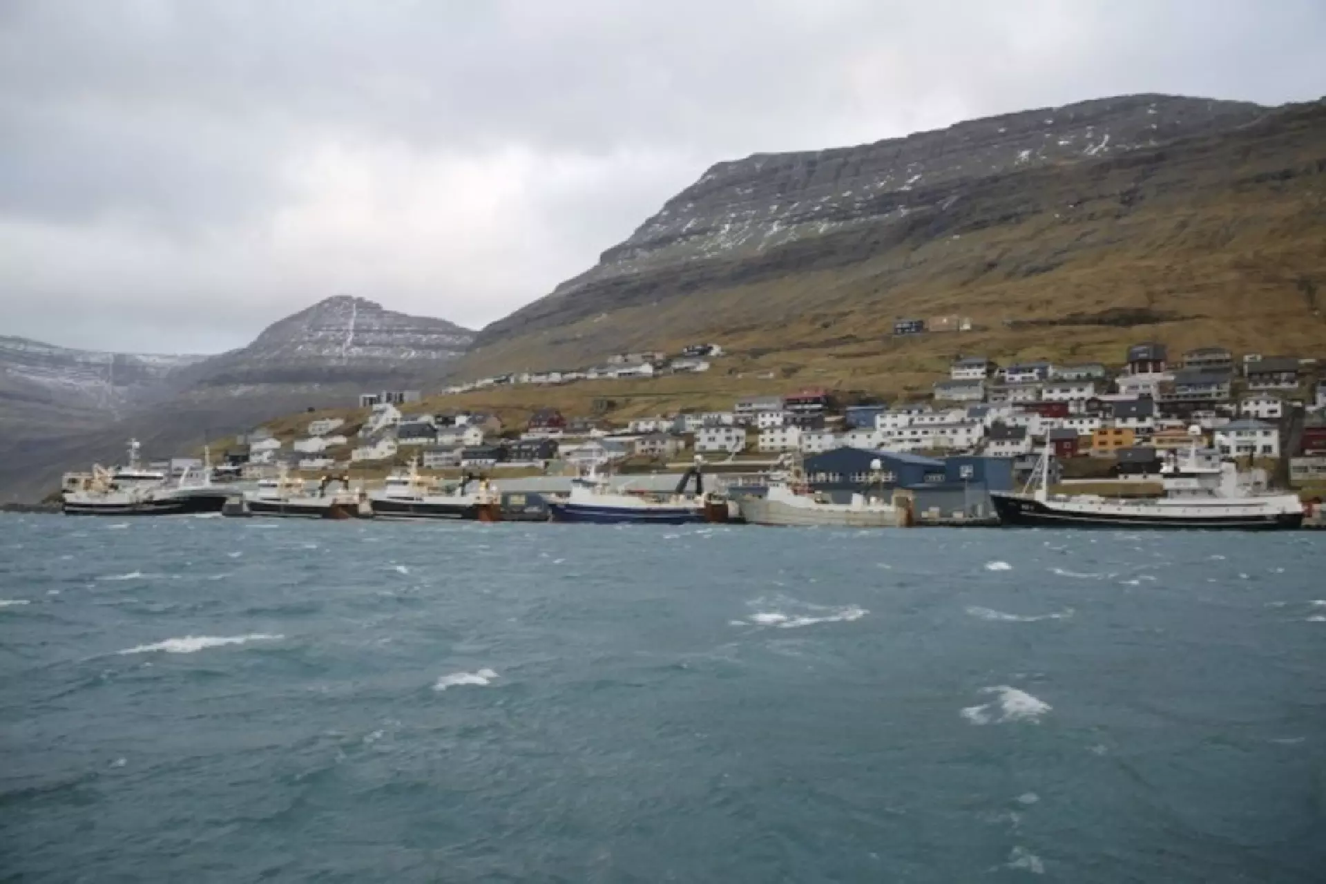 Tá peningastovnarnir í 1990unum í neyðartíðum lógu inni við ótal av fiskiloyvum, skipum, sum ongin vildi hava og flakavirkini vórðu hótt við at verða læst, vóru tað tey í Klaksvík, ið tóku av at gera sera ivasamar íløgur. Dirvið og arbeiðssemið legði grundarlagið undirfyribils 30 ára framgongd.