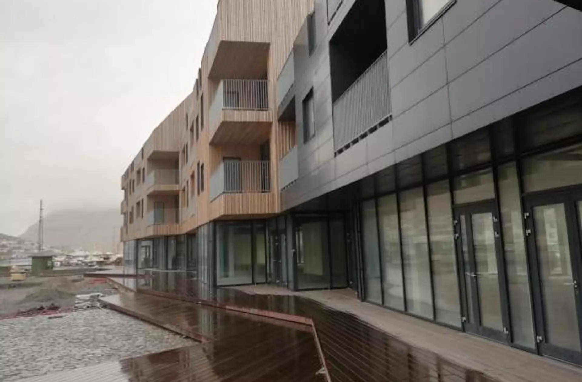 Íbúðarblokkurin við 30 leiguíbúðum á Biskupstorginum stóð liðugur í 2019. Mynd: Bústaðir