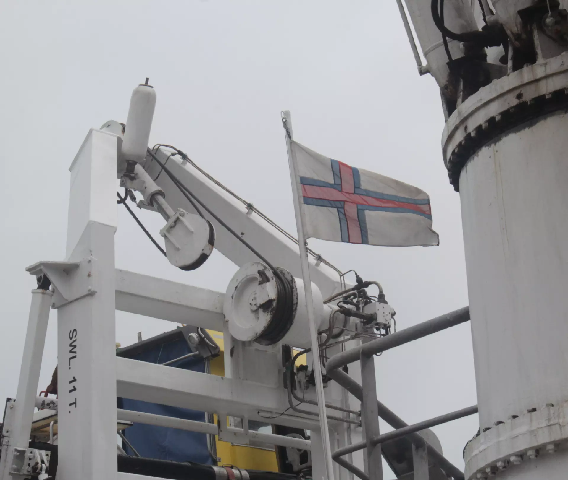 Merkið í húnar hátt nú farið verður aftur til arbeiðis á heimsins høvum. Mynd Jan Müller