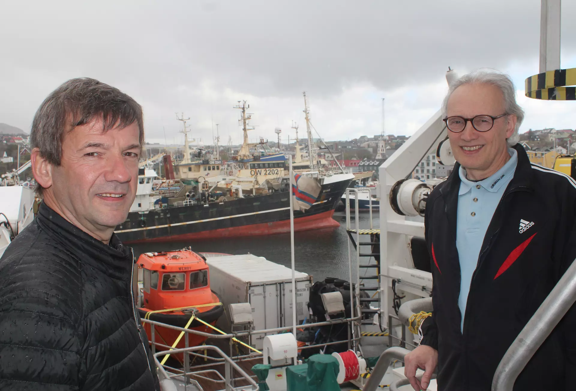 Vaktarskifti á Thor Alpha á Havnini. Andras Ellingsgaard loysir av Tormóð Traðará. Mynd Jan Müller