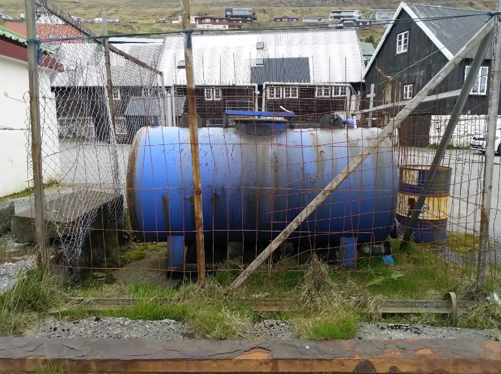 Hesin oljutangin stendur eisini fyri tá drátturin skal brúkast, og eitt borð frammanfyri tangan eisini