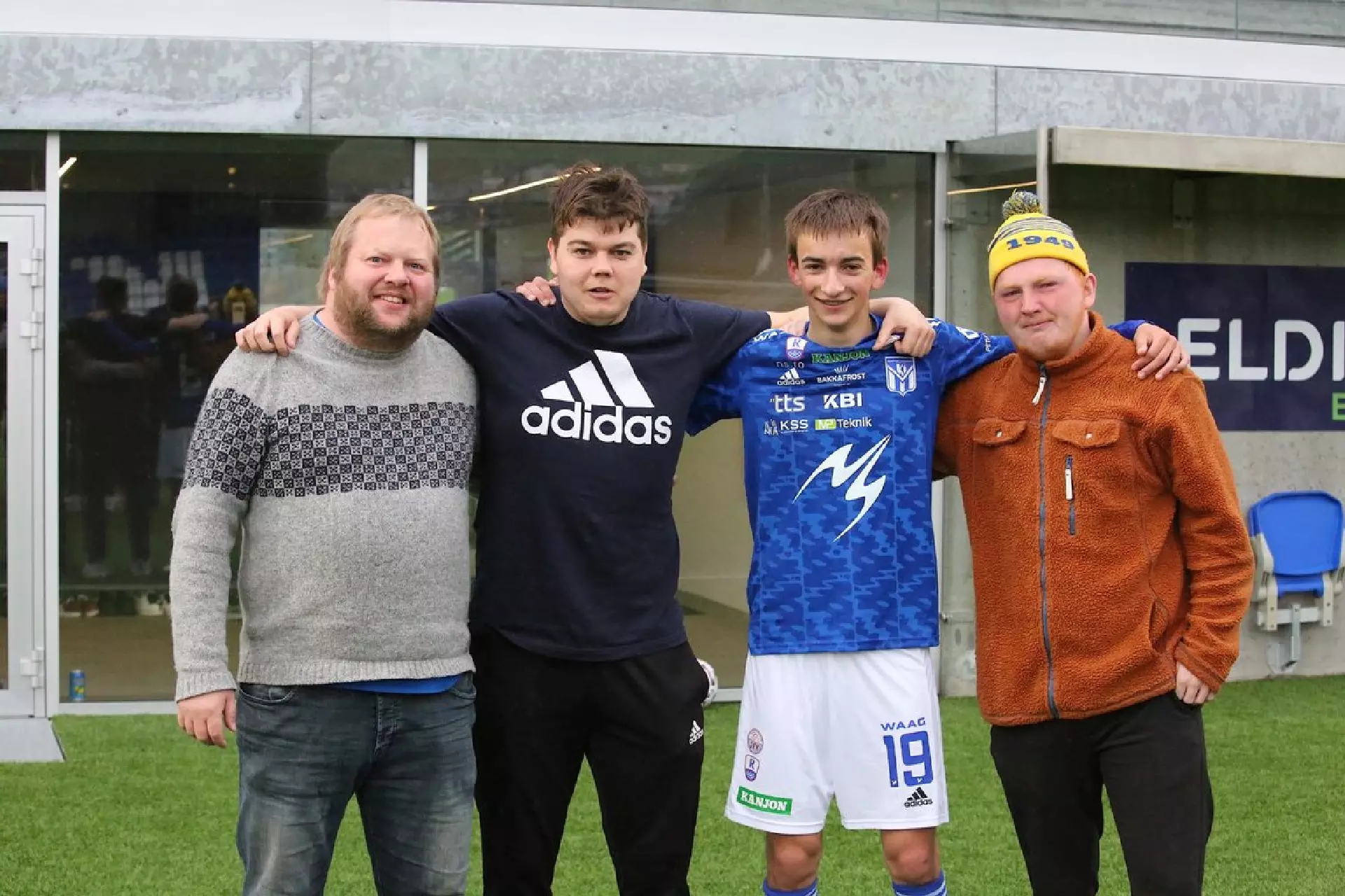 Jóan Pauli Jacobsen uttast til vinstru avmyndaður við David B. Andreasen, ið skoraði sítt fyrsta mál á besta liði felagsins í síni debut sunnudagin. Jóan Pauli er ein av ungdómsvenjarunum, sum David hevur haft.