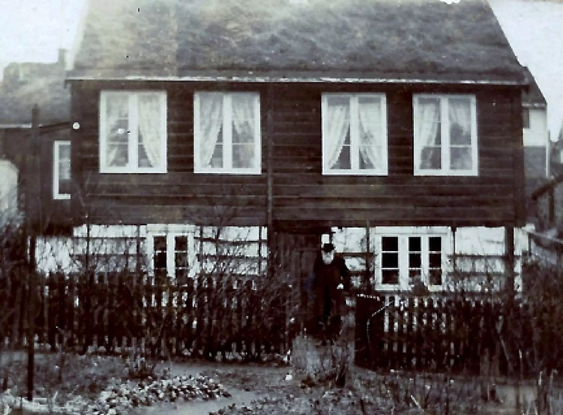 Hústini, tá tey fluttu inn i 1891. Gamli Sloan stendur í urtagarðinum. Húsini standa enn á stama stað við Tinghúsvegin og kallast í dag Sloans Hús