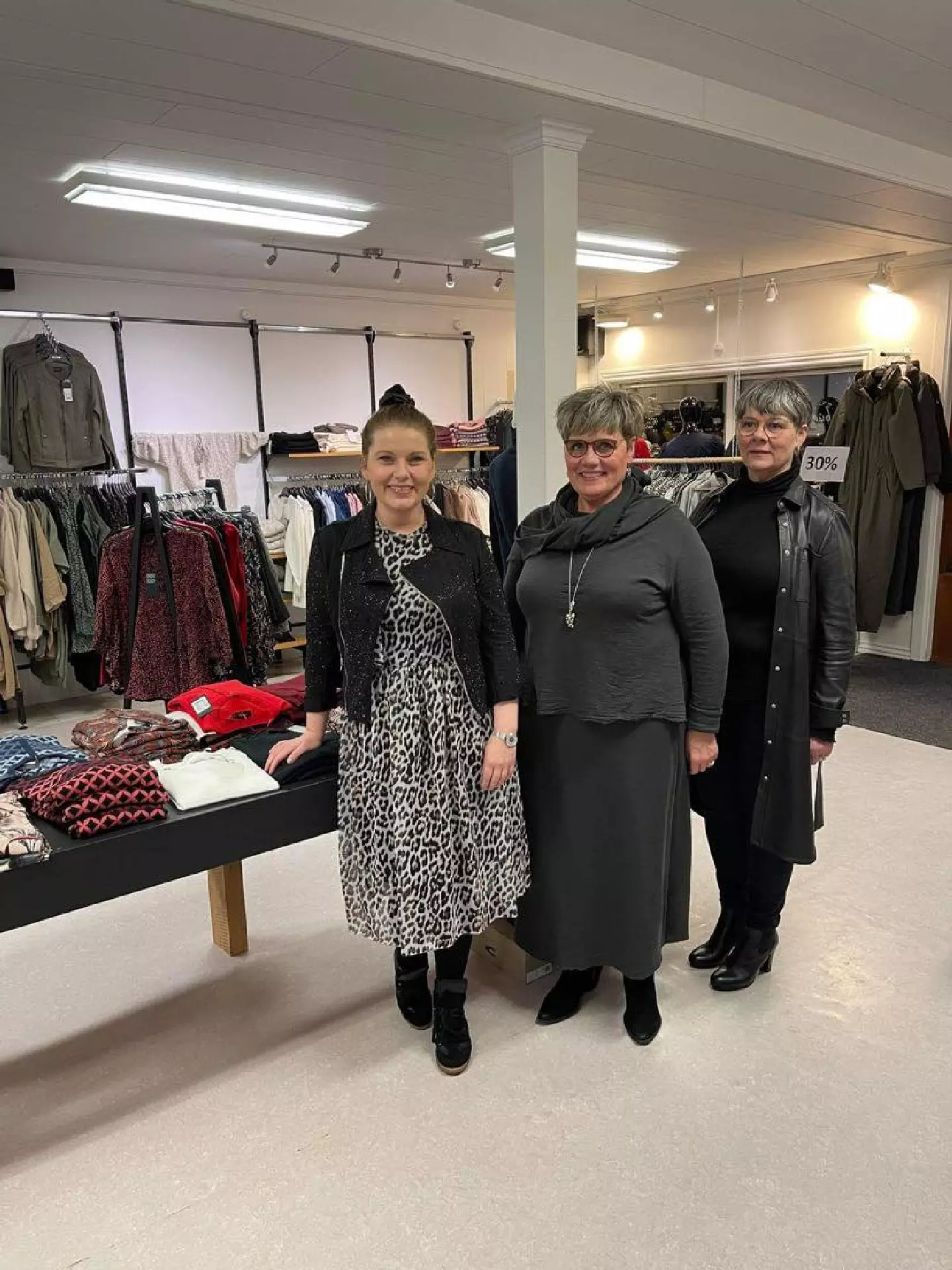 Nýggi eigarin saman við fyrrverandi eigarinum Malena Andreasen