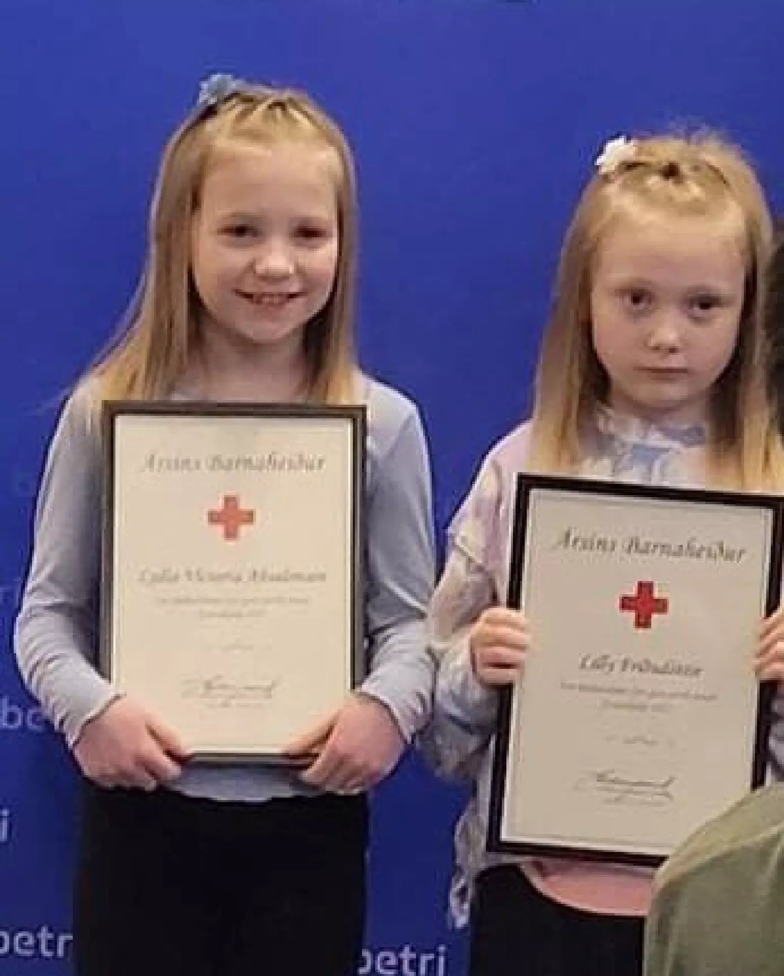 Lydia Victoria til vinstru, Lilly til høgru
