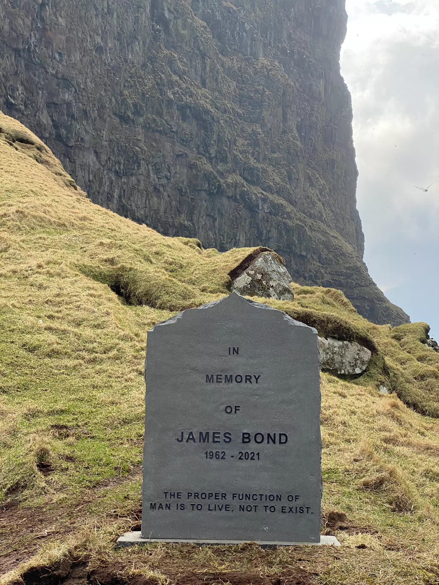 Gravsteinurin hjá James Bond