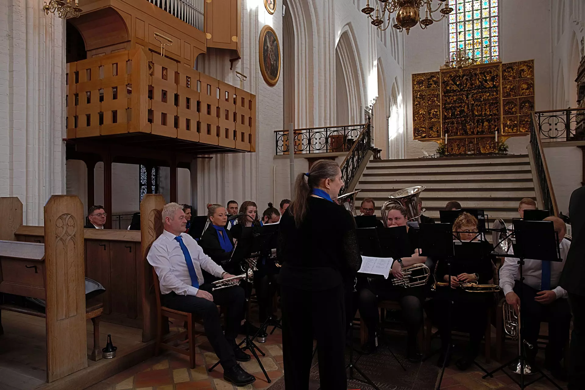 Myndatakari: Øssur Hentze. Orkestrið hita upp í dómkirkjuni. Vit vórðu tikin á bóli av eftirklanginum.