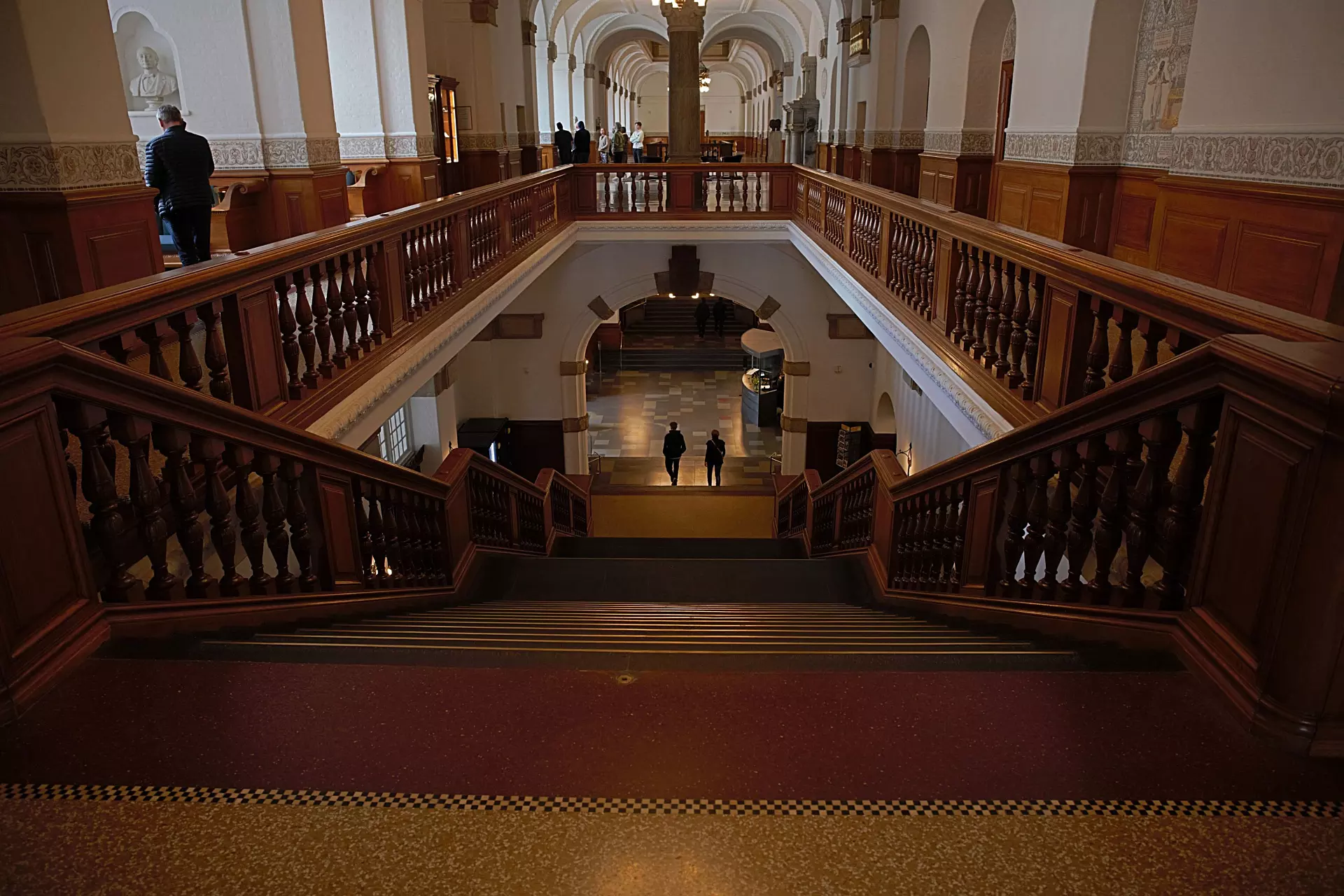Myndatakari: Øssur Hentze. Trappan inni í Christiansborg. Tveir Arge menn gjørdu trappuna í sínari tíð. Grótið brotið í Rættará í Havn og høgt til, áðrenn tað varð flutt til Danmarkar. Vit høvdu fleiri Arge fólk við okkum í ferðalagnum.