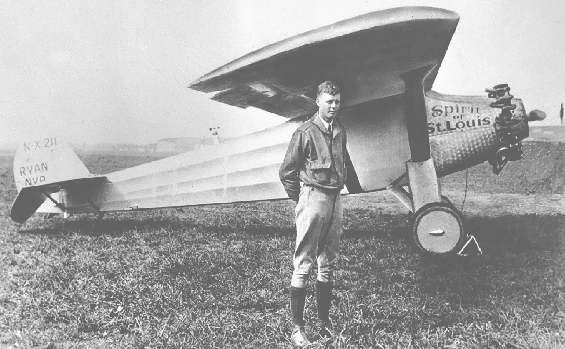 Víðagitni flogskiparin, Charles Lindbergh, lendi í 1933 á Trongisvágsfirði og gisti hjá Gudmundi Mortensen.