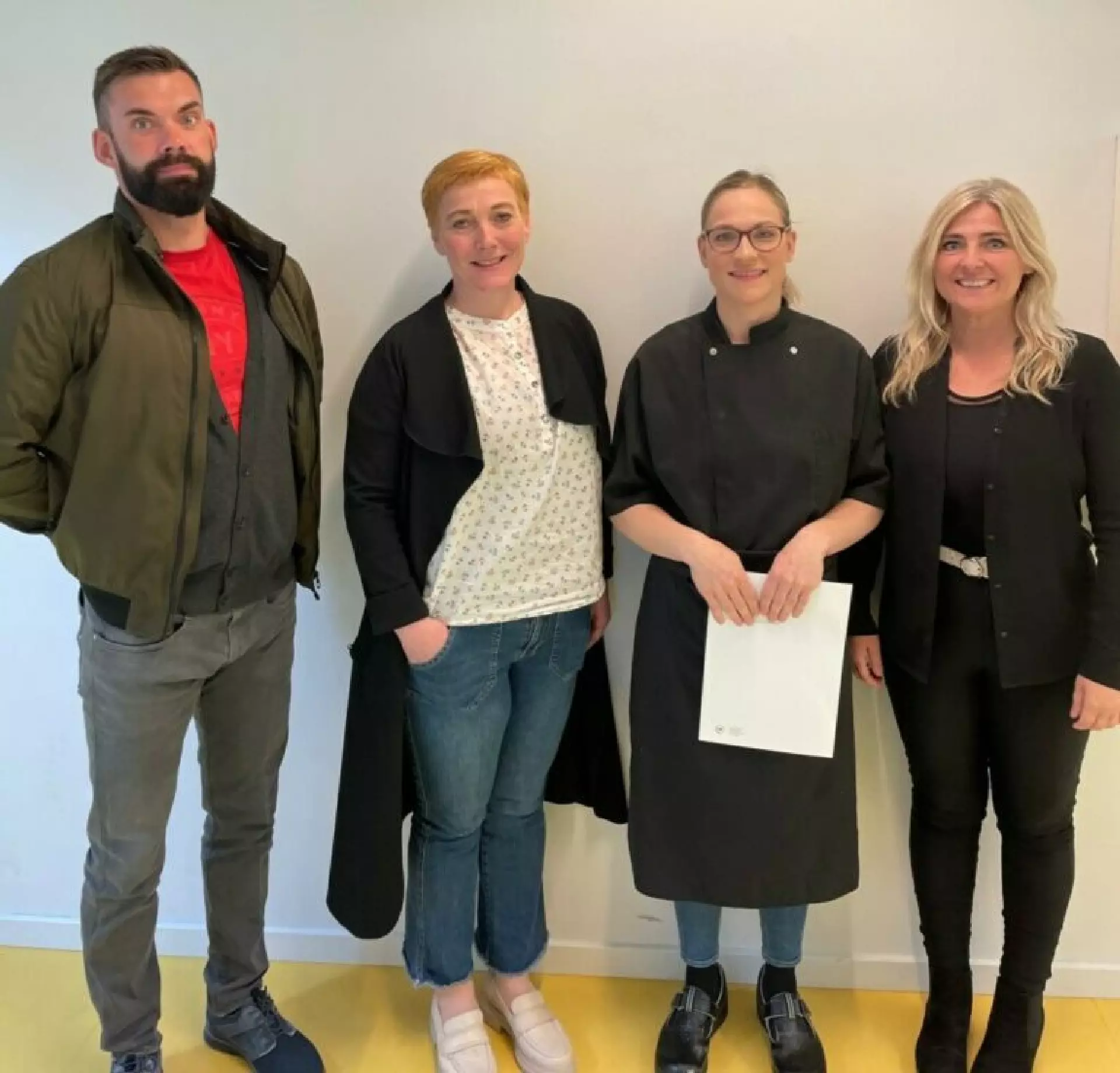 Frá vinstru: Magnus Norðberg (Deildarleiðari), Meiken Sólheyg Michaelsen (Próvdómari), Annika á Stongum og Hilda S. Kjølbro (Lærari)