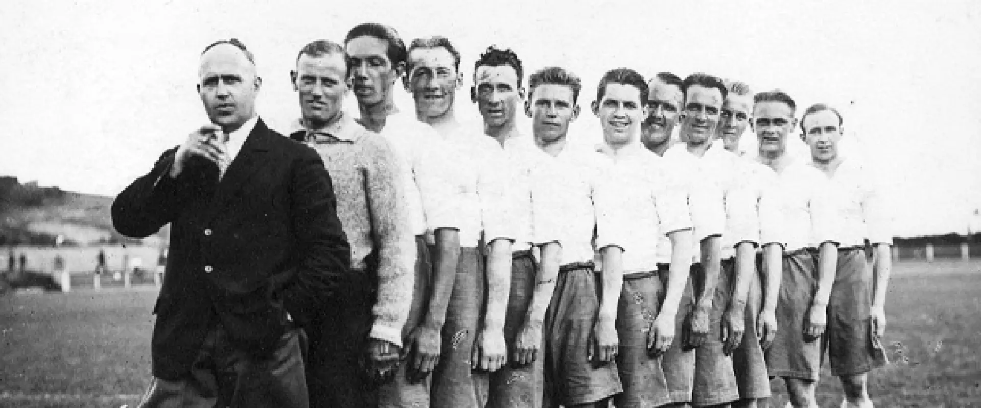 Liðið hjá AGF í 1927, sum vann seg í fremstu røð. Haldur Lasthein mitt í av teimum ljósu og liðskipari.