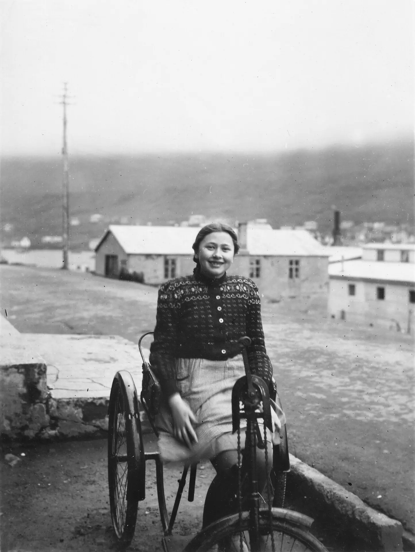 Á Stongunum í Klaksvík situr Anna Samly á súkkluni hjá faðirnum Fjallheim. Mynd: Fjallheim