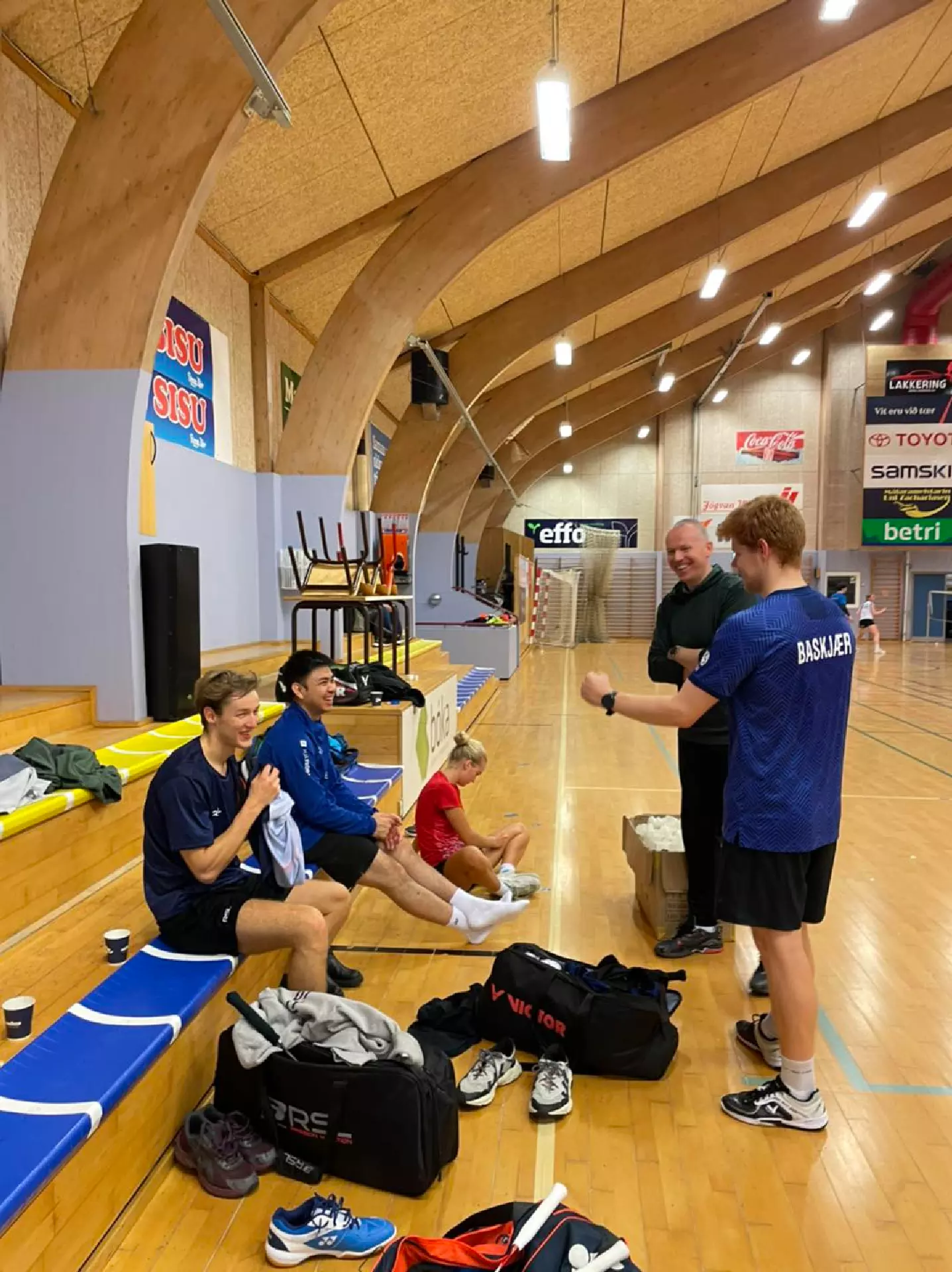 Landsliðsvenjaratoymið saman við donsku badmintonleikarunum, sum luttóka í venjingini.