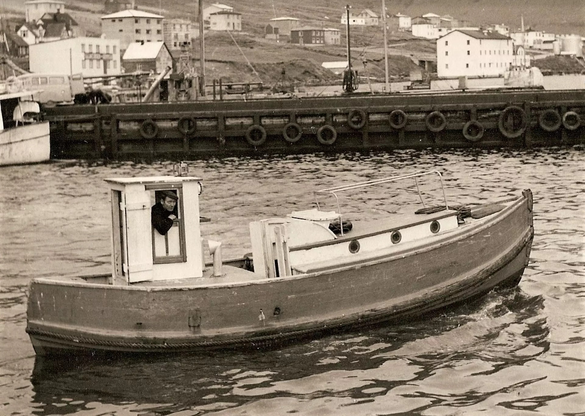 Ferjan Fisken hjá Kjølbro á vágni í Klaksvík. Í húsinum helst Niels í Horni. Mynd: Norðoya Fornminnasavn.