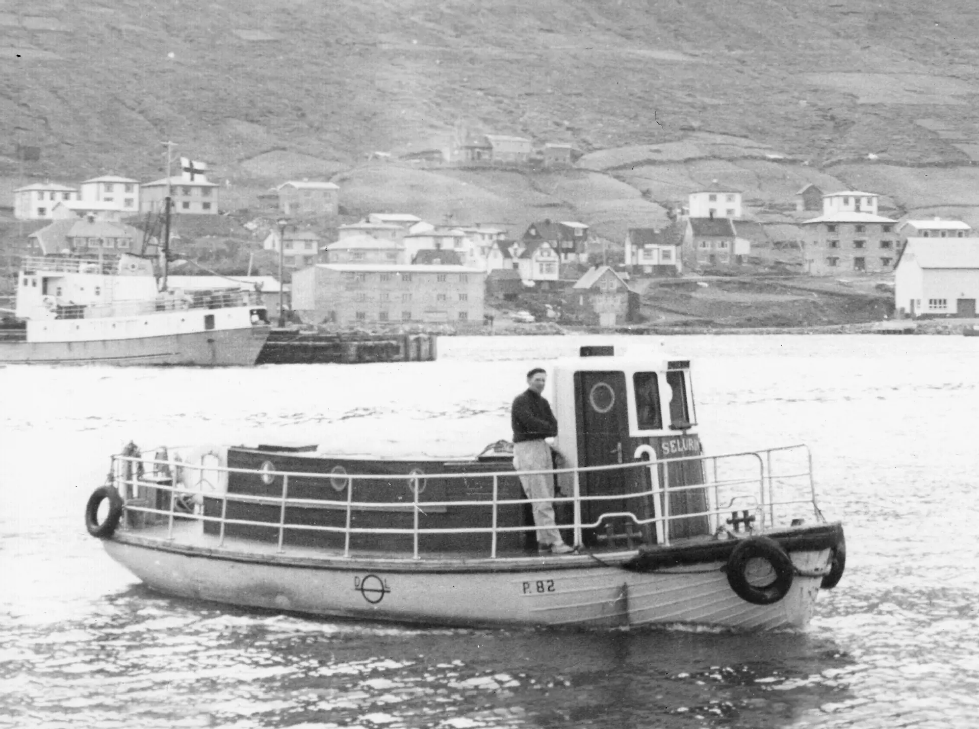 Selurin P 82 leggur at á Stongunum í Klaksvík. Ferjan varð smíðað á Klaksvíkar sleipistøð árini 1959-60. Mynd: Eddi Leyni