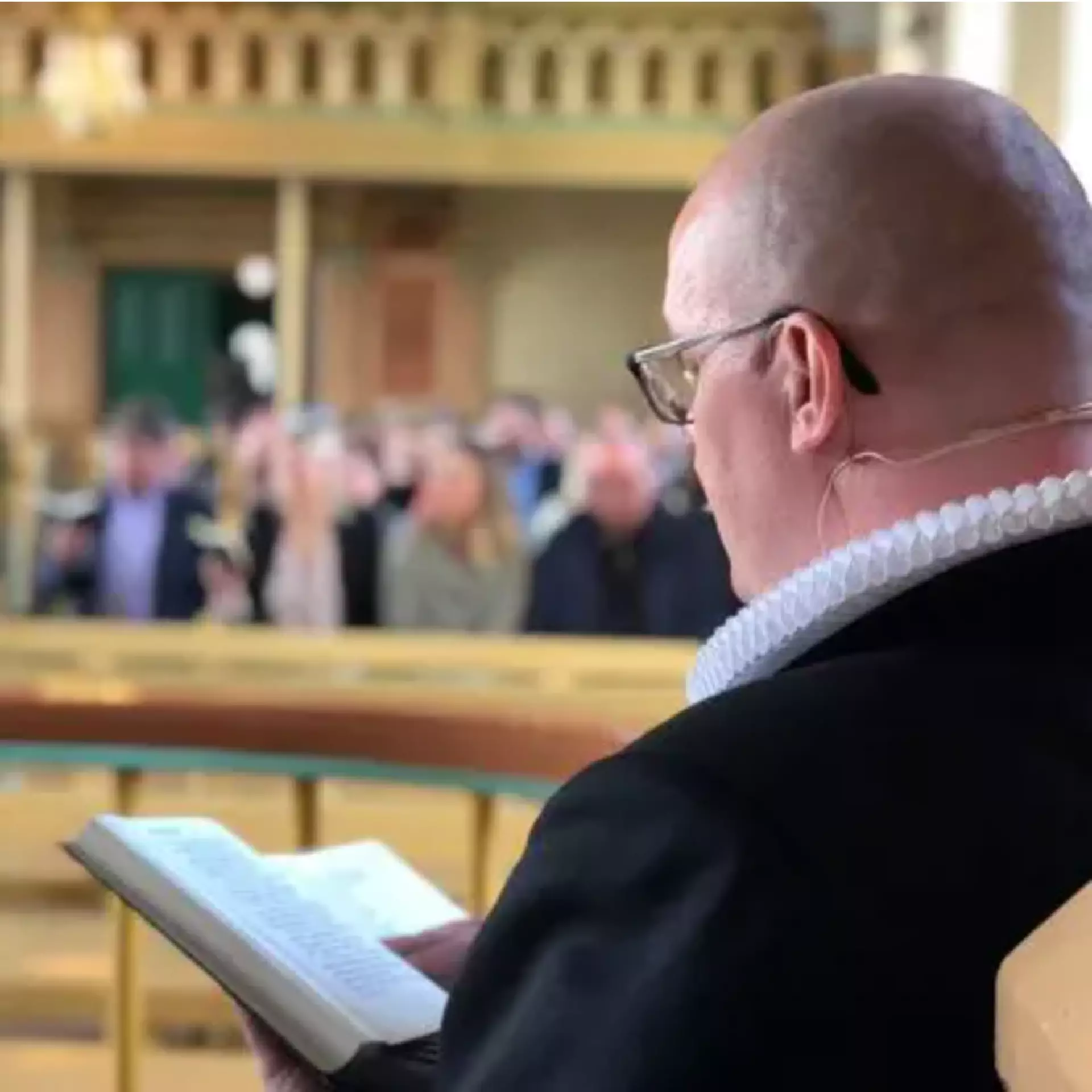 Jonhard Jógvansson er sóknarprestur í Eiðis prestagjaldi, og hevur millum annað ábyrgd av Eiðis kirkju