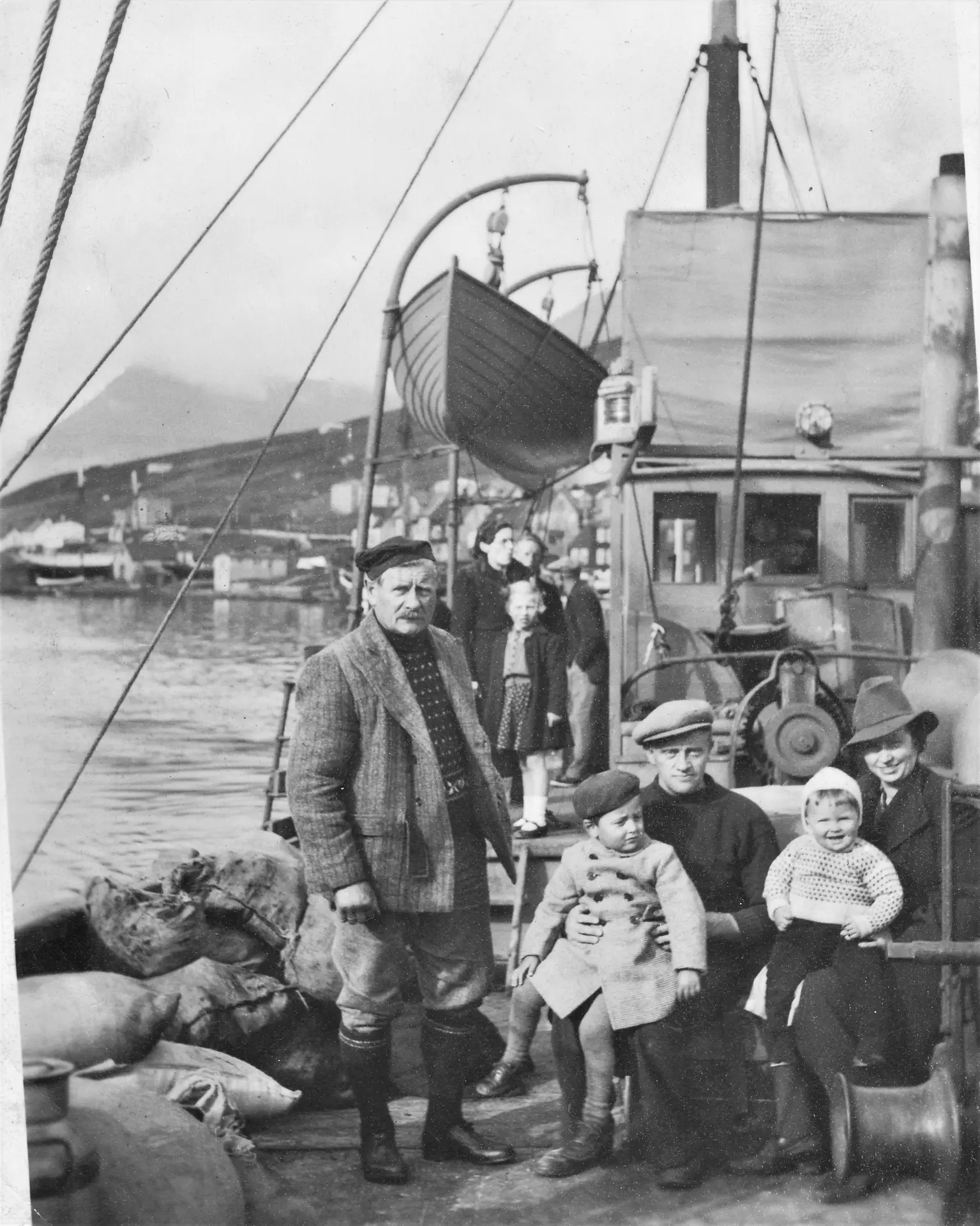 Óivað post- og farmafarið Britons Pride. Í knæbuksum Jákup Hendrik Isaksen, bróðir Jens Klæmint. Jákup Frederik Isaksen situr undir einum barni. Hann var sonur Jens Klæmint. (Mynd: Conrad Joensen)