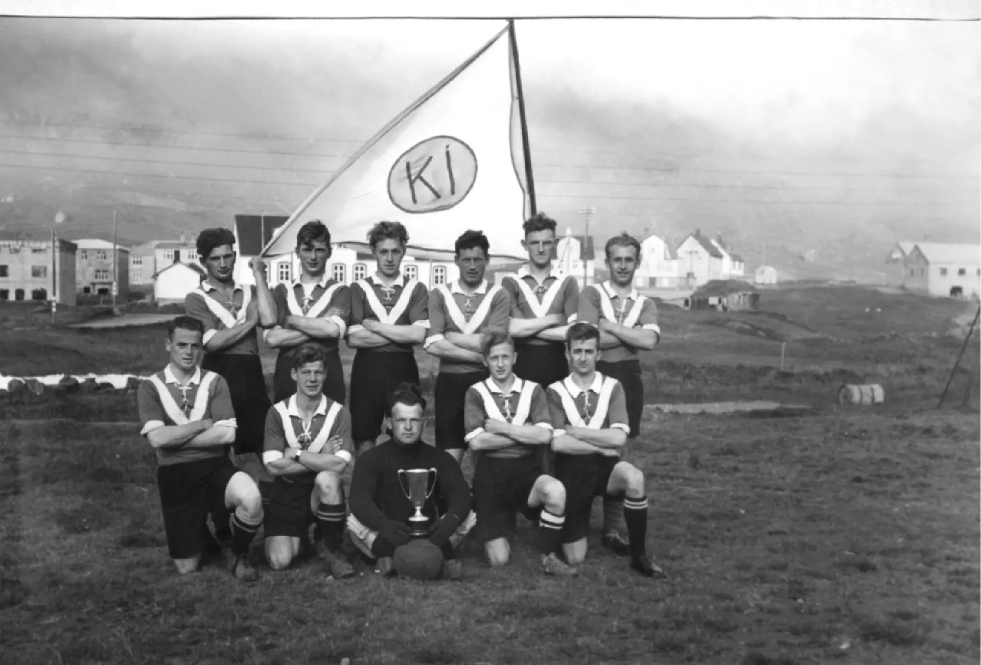 KÍ føroyameistari 1945. Aftastir f.v.: Christian Eliasen, Asbjørn Vágsheyg, Monrad Niclasen, Sofus Mikkelsen, Mourits Jacobsen og Sigmund Baldvinsson. Fremstir f.v.: Sakaris Lydersen, Símun Waag Høgnesen, Poul Joensen, Jonhard Larsen og Sam Jacobsen.
