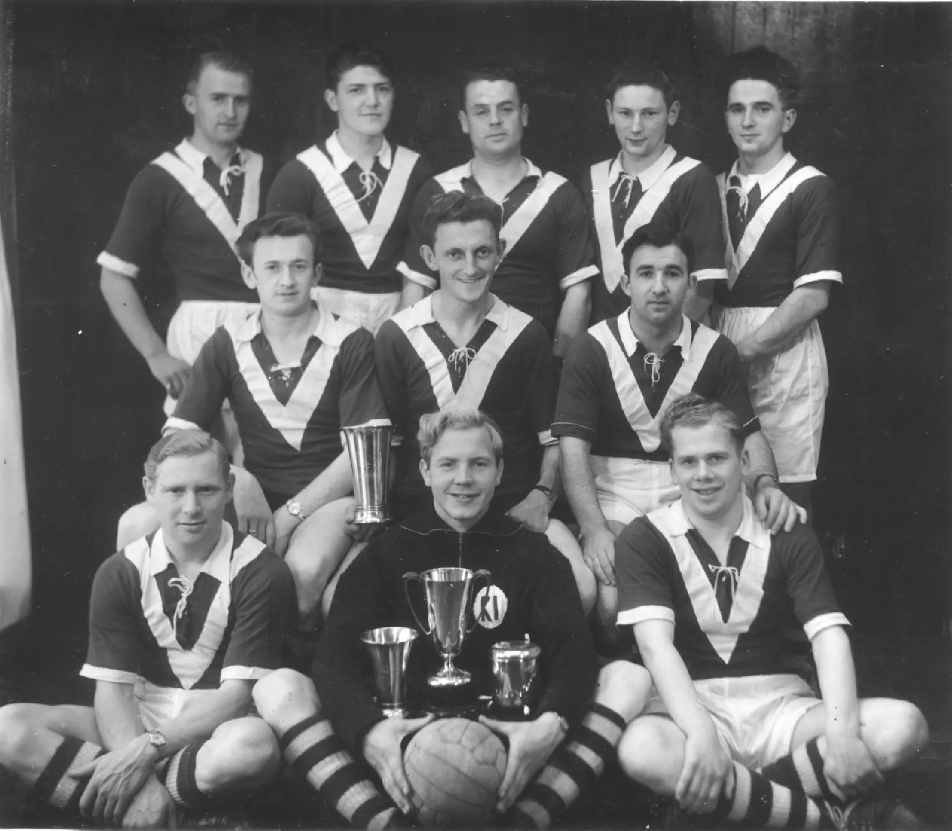 KÍ føroyameistari 1954. Aftastir f.v.: Frimann Baldvinsson, Julius Biskopstø, Sakaris Lydersen, Bergur Eliassen og Petur Vágsgarð. Í miðjuni f.v.: Eilev Joensen, Mourits Jacobsen, Helgo Finn Larsen. Fremstir f.v.: Karl Monrad Joensen, Karl Isaksen og Hansi Jacobsen. Kristian Isaksen og Gutti Kallsberg vóru eisini við.