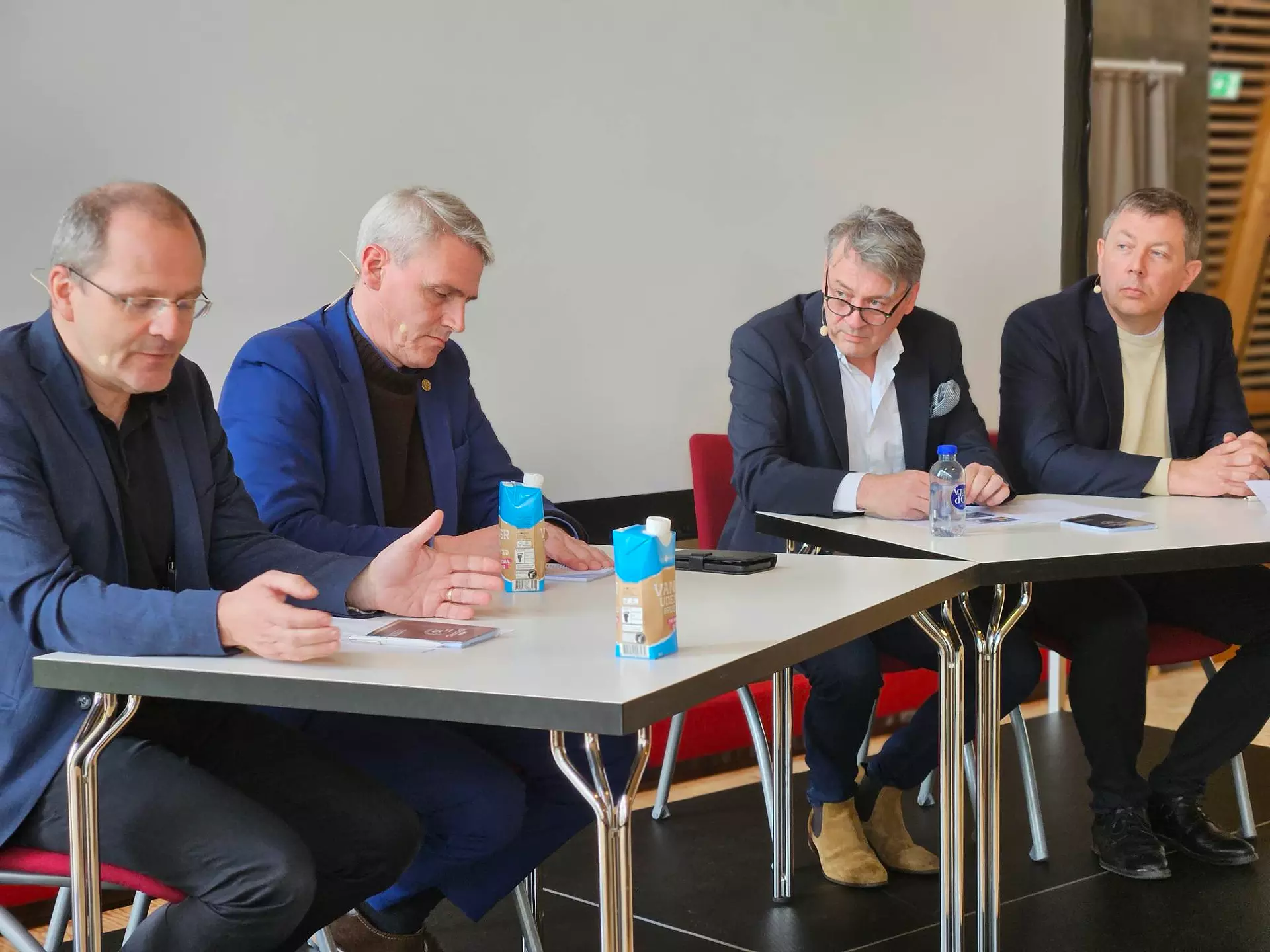 Pallborð har kjakast varð um avbjóðingarnar kríggið millum Russland og Ukraina hevur, hvat verður gjørt fyri at finna nýggjar marknaðir og hvussu framtíðin sær út. Frá vinstru Símun P. Jacobsen, sølustjóri hjá Bakkafrost, Høgni Hoydal, uttanríkismálaráðharri, Pól Huus Sólstein, stjóri North Pelagic og Niels Winther, stjóri í Vinnuhúsinum